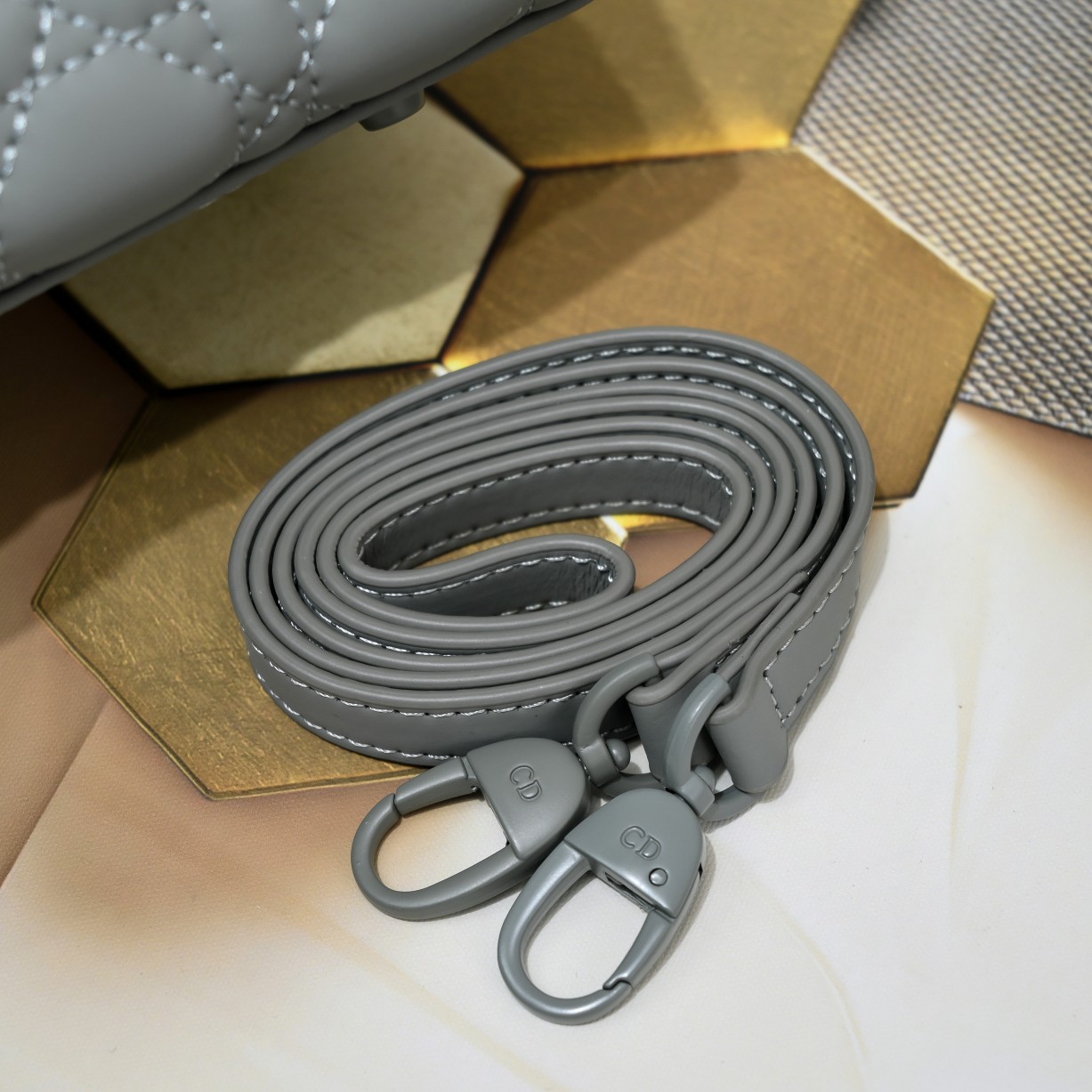 Luxury Designer Bag Women's Fashion Bag Lady Diana Bag Grey five-compartment frosted hardware chain portable calfskin leather is versatile and magnificent