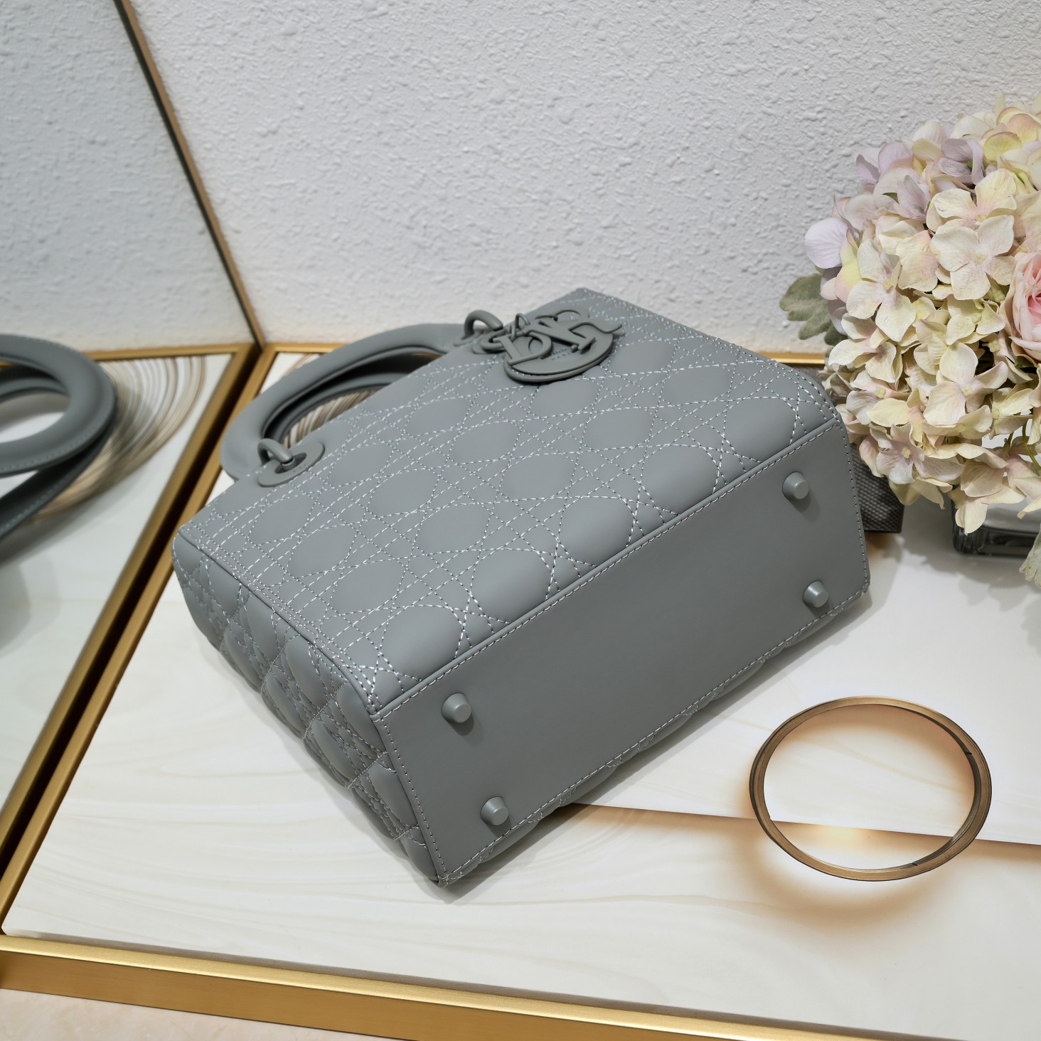 Luxury Designer Bag Women's Fashion Bag Lady Diana Bag Grey five-compartment frosted hardware chain portable calfskin leather is versatile and magnificent