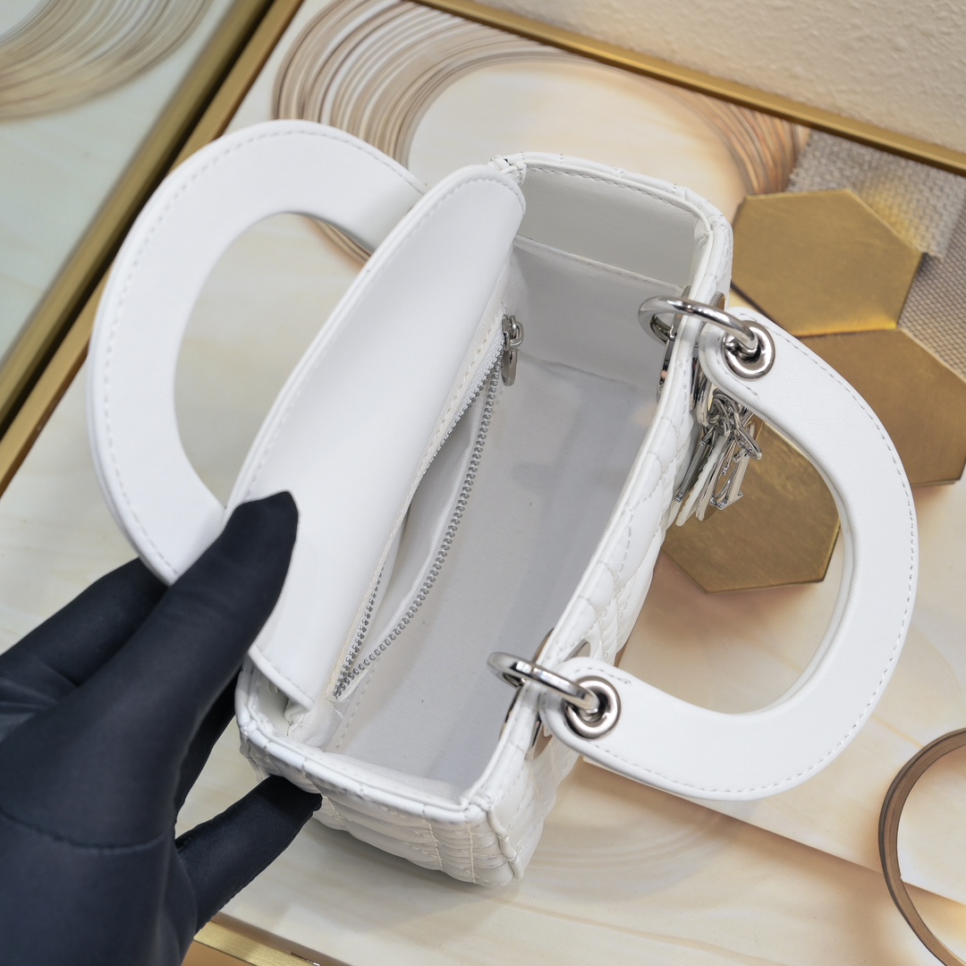 Luxury Designer Bag Women's Fashion Bag Silver Buckle 3 panels White Banquet Event Sheepskin with temperament Soft and full patent leather foreign style Scratch resistant comfortable Two shoulder straps alternate use