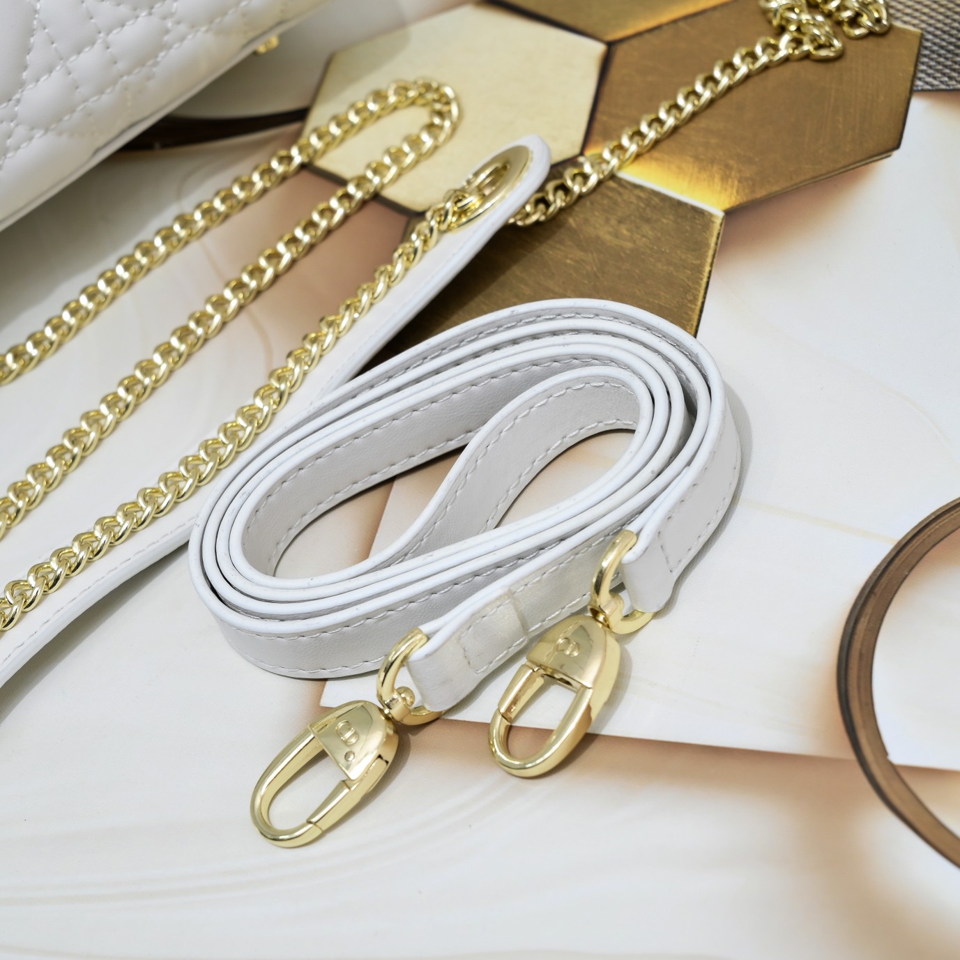 Luxury Designer Bag Women's Fashion Bag Gold Buckle 3 platettes White Banquet Event Sheepskin with temperament Soft and full patent leather foreign style Scratch resistant comfortable Two shoulder straps alternate use