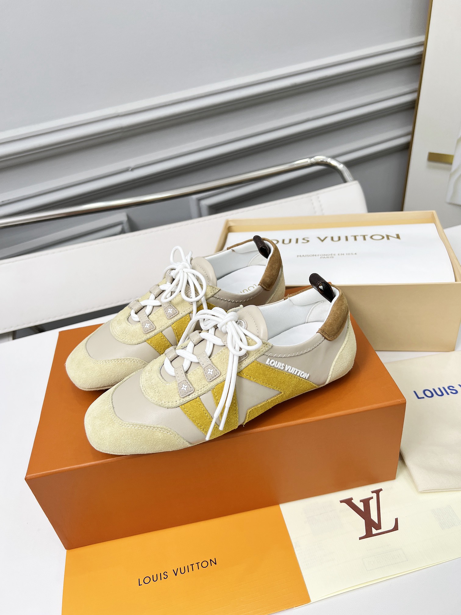 Women designer Ballet-style sports canvas casual shoes Lightweight Exquisite Craftsmanship Flexible outsole Technological silk satin