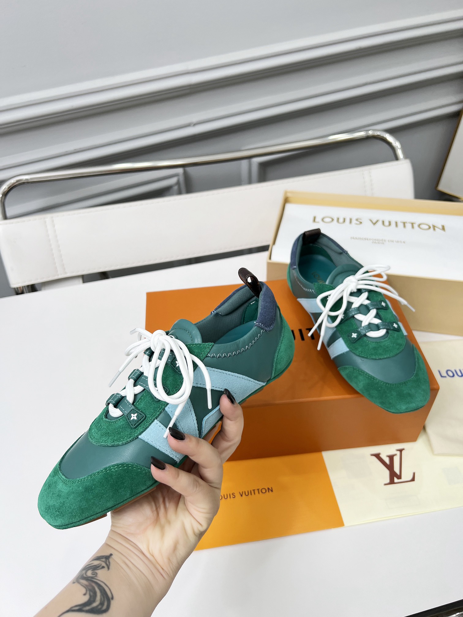 Women designer Ballet-style sports canvas shoes Lightweight Exquisite Craftsmanship Flexible outsole Technological silk satin