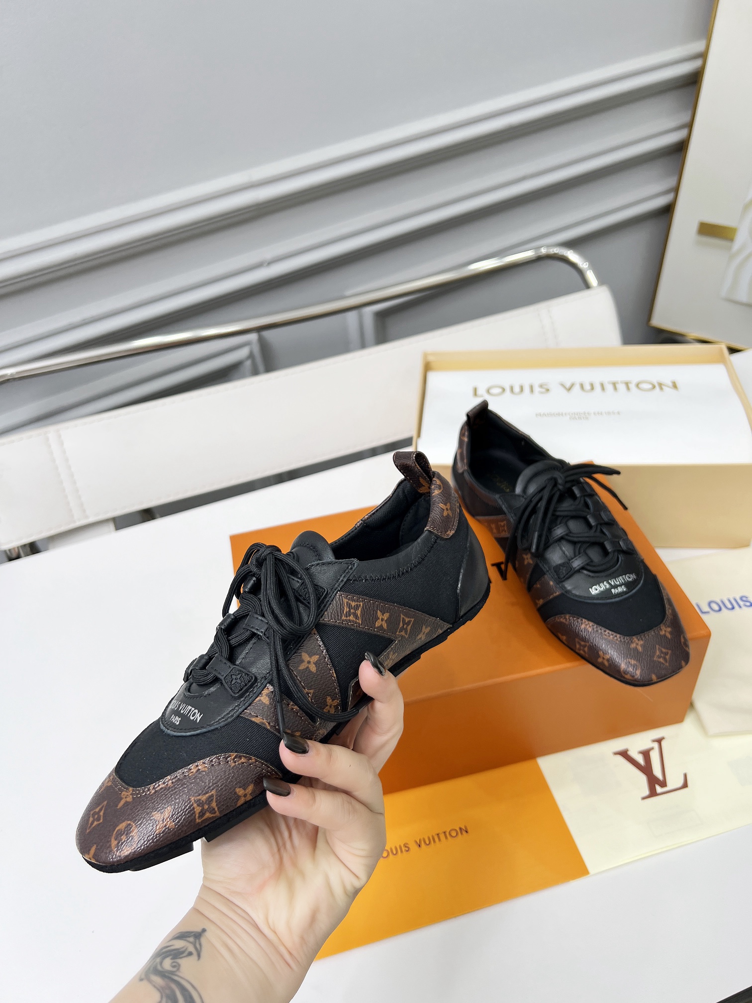 Women designer Ballet-style sports canvas shoes Lightweight Exquisite Craftsmanship Flexible outsole Technological silk satin