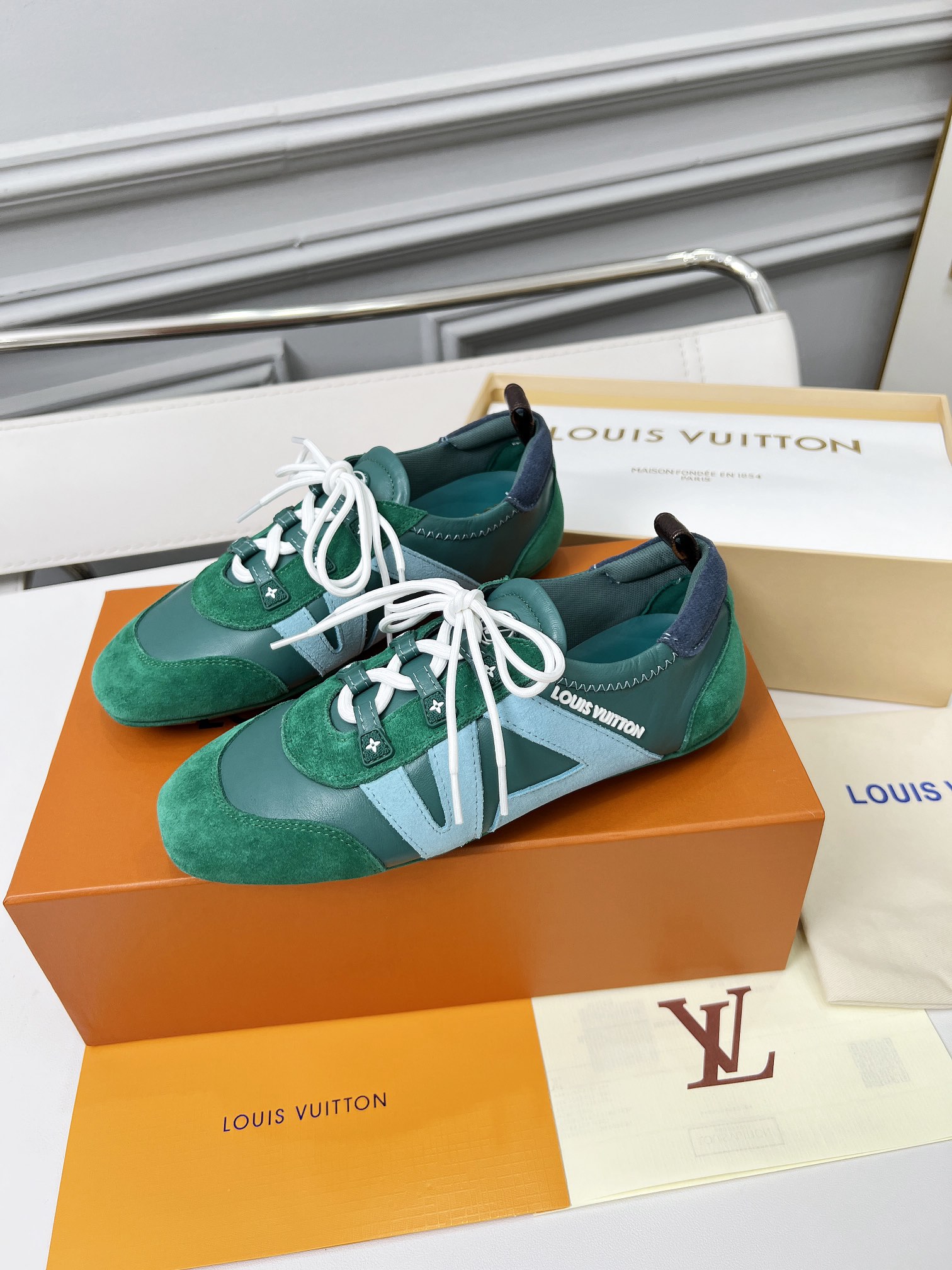 Women designer Ballet-style sports canvas shoes Lightweight Exquisite Craftsmanship Flexible outsole Technological silk satin