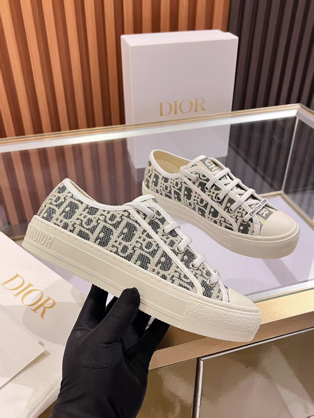 Women designer Ballet-style sports canvas shoes New style Embroidery Helper Casual shoes Inner sheepskin Stand on your feet Silk cowhide