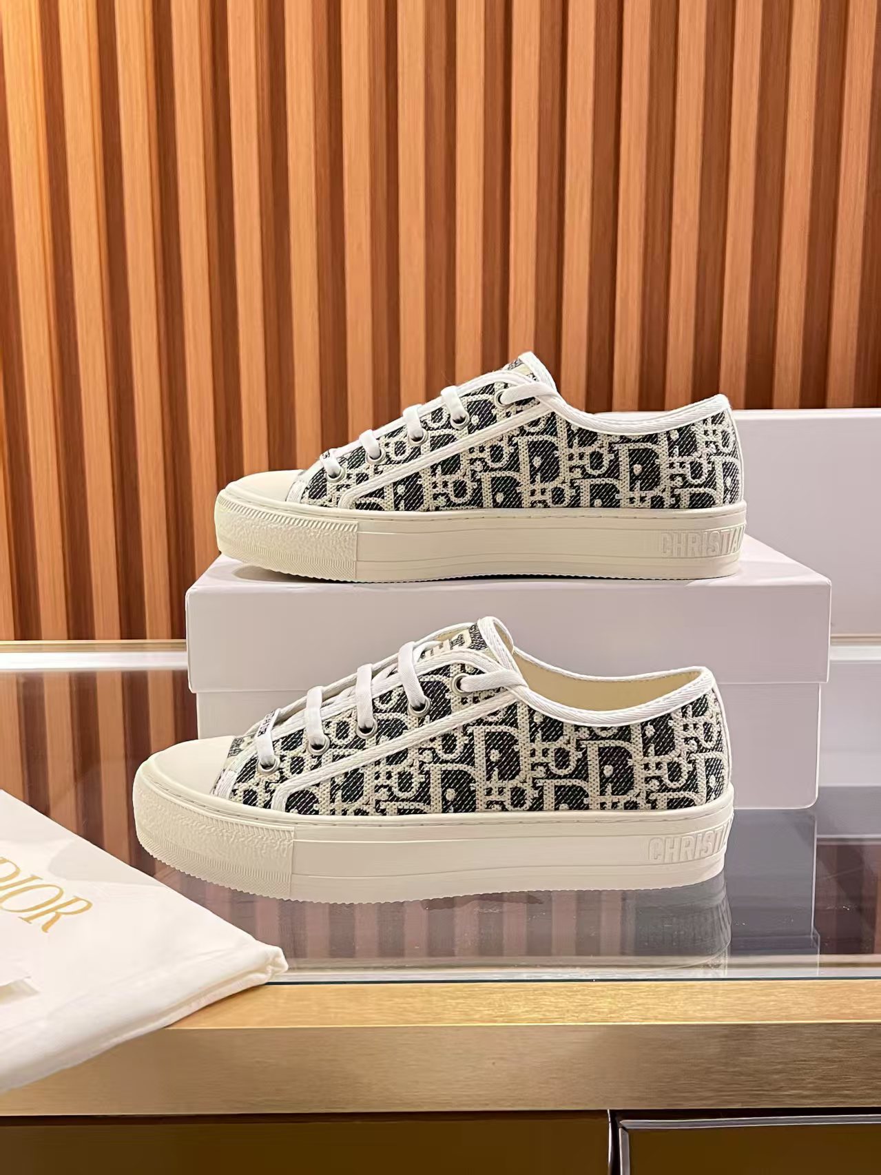 Women designer Ballet-style sports canvas shoes New style Embroidery Helper Casual shoes Inner sheepskin Stand on your feet Silk cowhide