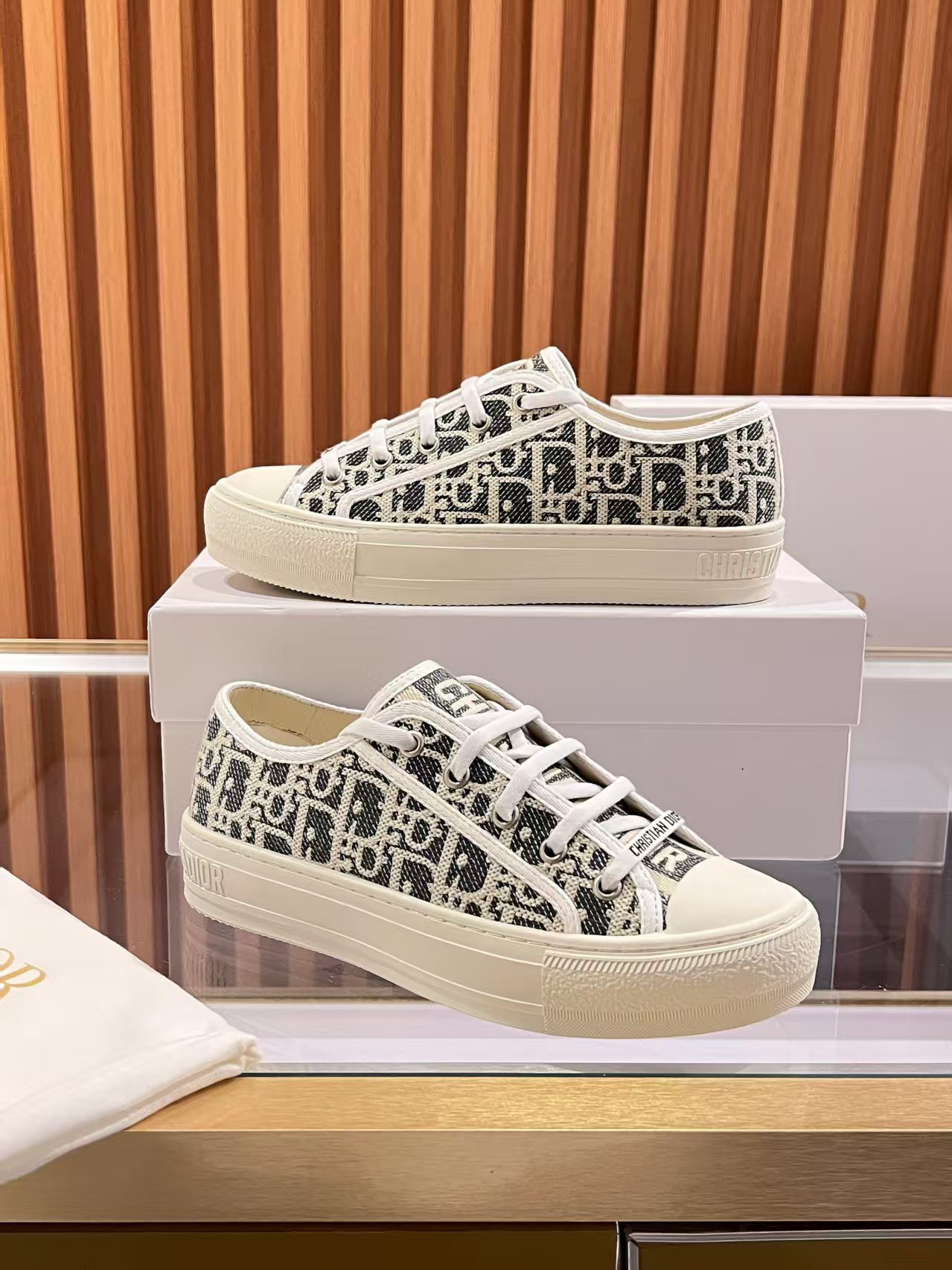 Women designer Ballet-style sports canvas shoes New style Embroidery Helper Casual shoes Inner sheepskin Stand on your feet Silk cowhide