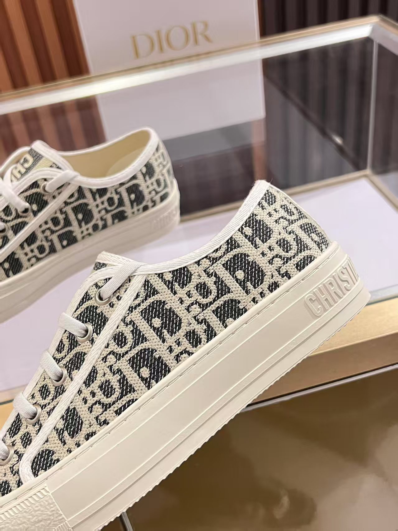 Women designer Ballet-style sports canvas shoes New style Embroidery Helper Casual shoes Inner sheepskin Stand on your feet Silk cowhide