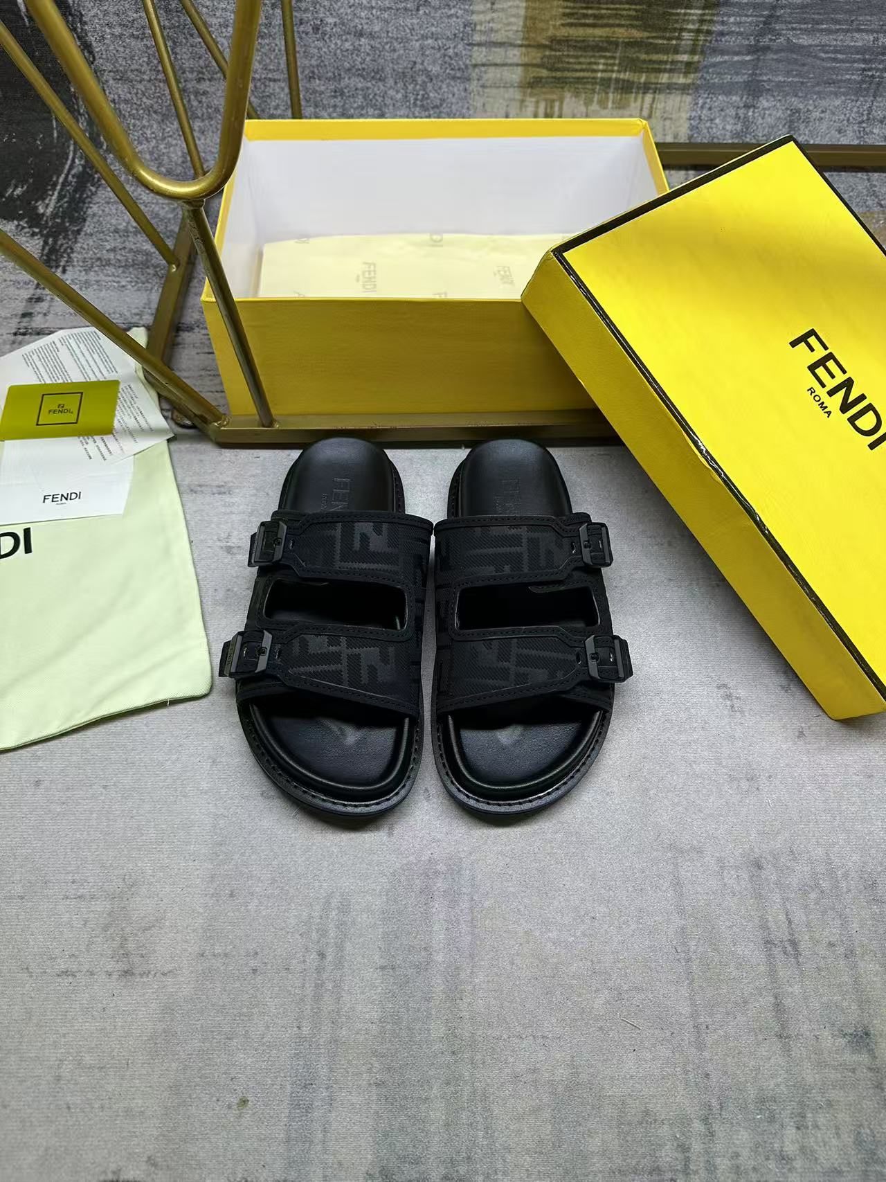 Women designer slipper slides sandal summer sandals shoes The latest bestseller Double-strap flat slippers Dual-functional buckle Blue suede material It is decorated with hot-stamped FF patterns Same-color paint surface Metal fasteners Match the outs