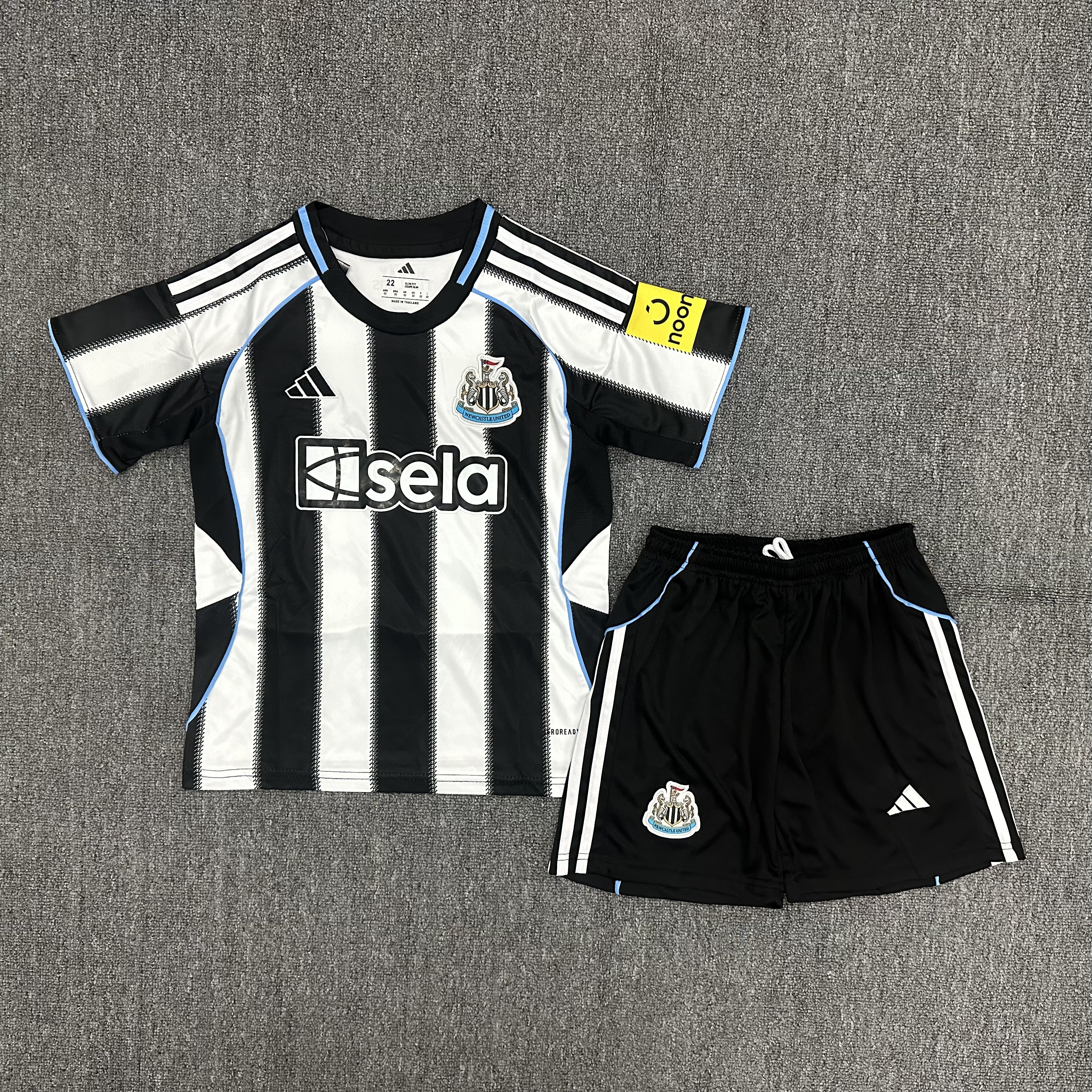 25-26 Newcastle United home Kids Suit  1:1 Thai Quality Football Kit