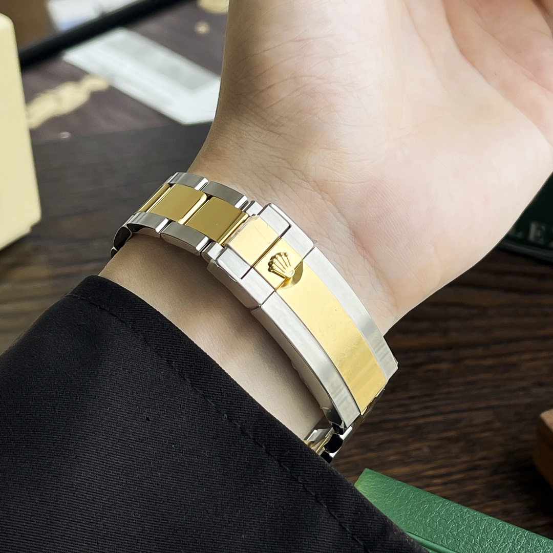 Submariner Date Two Tone Oyster Bracelet Men's Watch 41mm