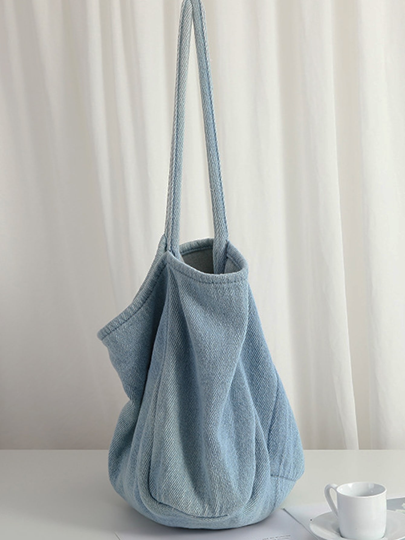 Large capacity leisure bag