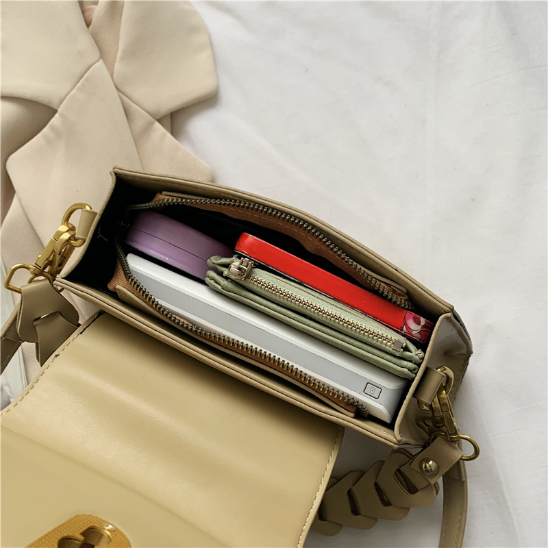 2023 Spring New Fashion Woven Flap Lock Fan Armpit Bag