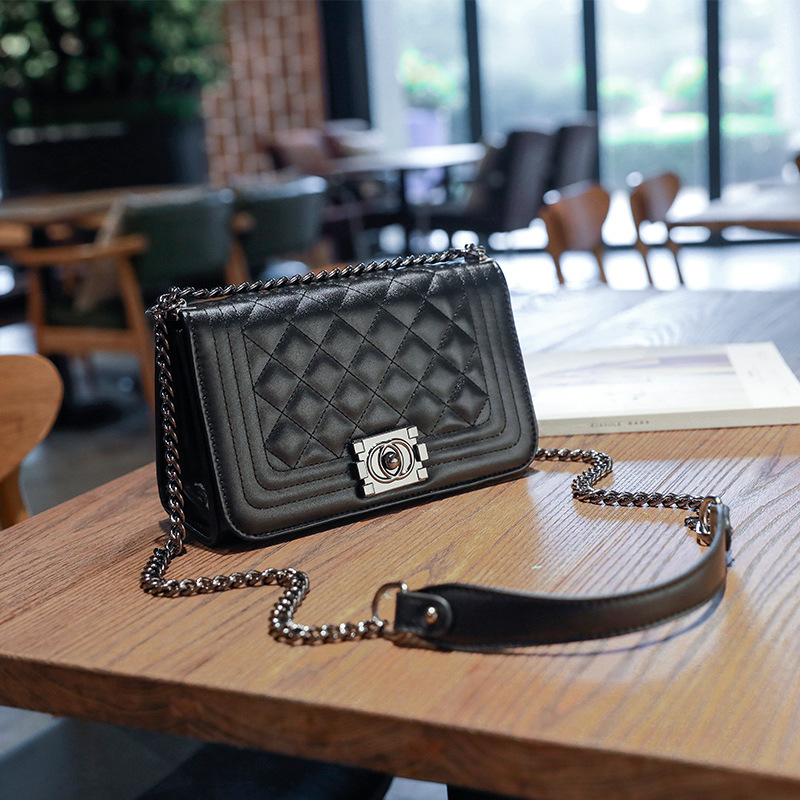 Classic Diamond Chain Clutch