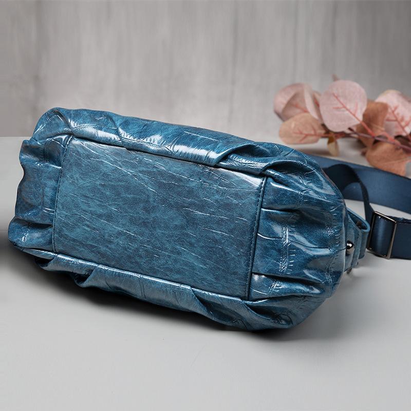 Retro style one-shoulder, cross-slung cloud crease bag