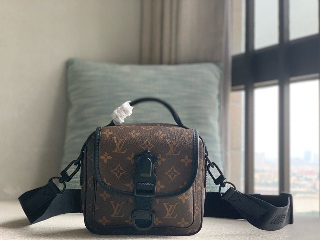 Louis Vuitton M46973 Quest Messenger - SILKROAD