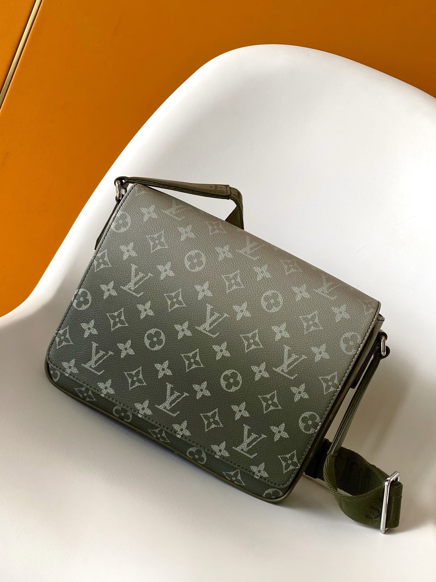 Louis Vuitton M11593 District PM - SILKROAD