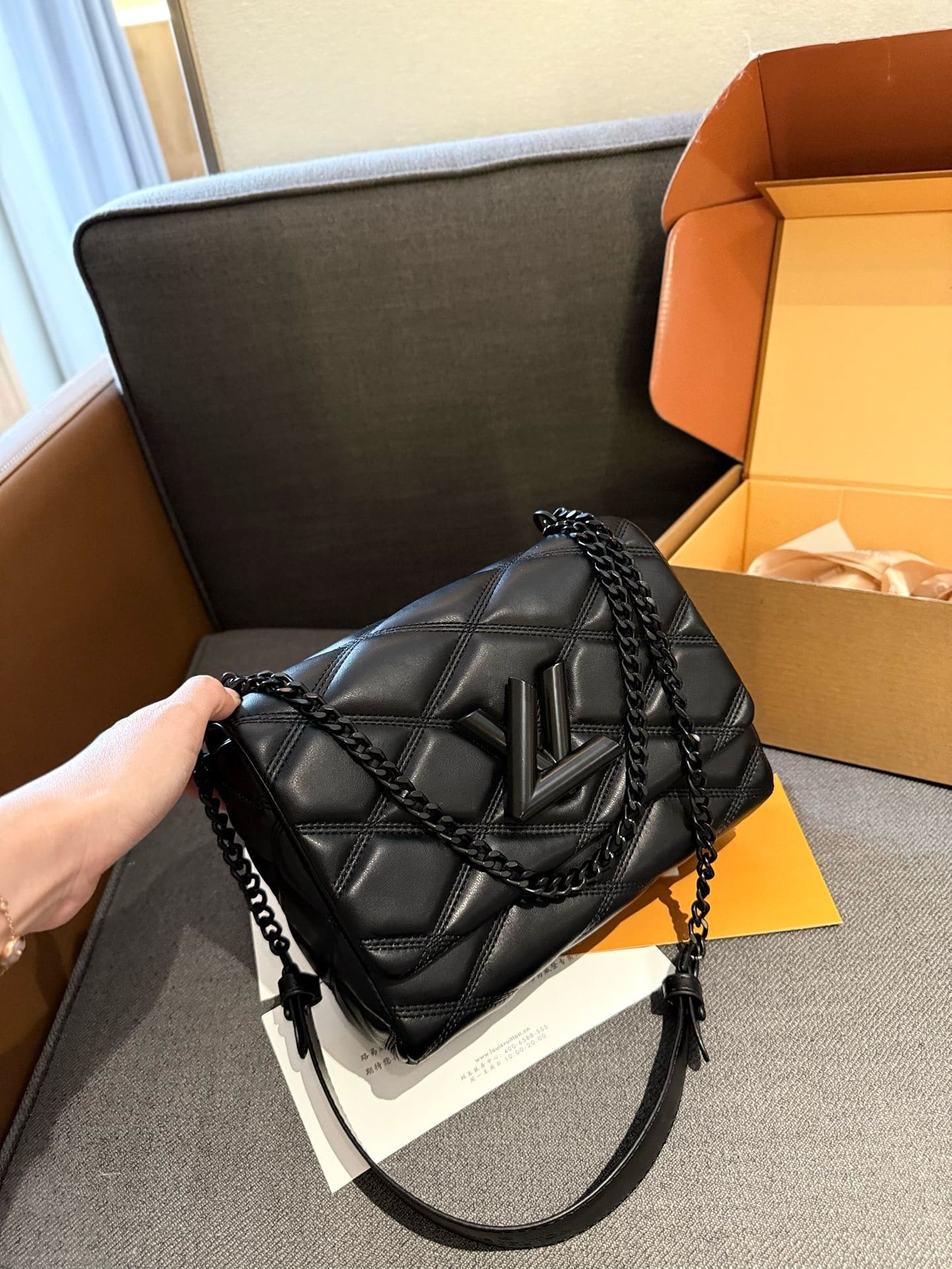 Louis Vuitton M11374 GO-14 Medium Gloves - SILKROAD