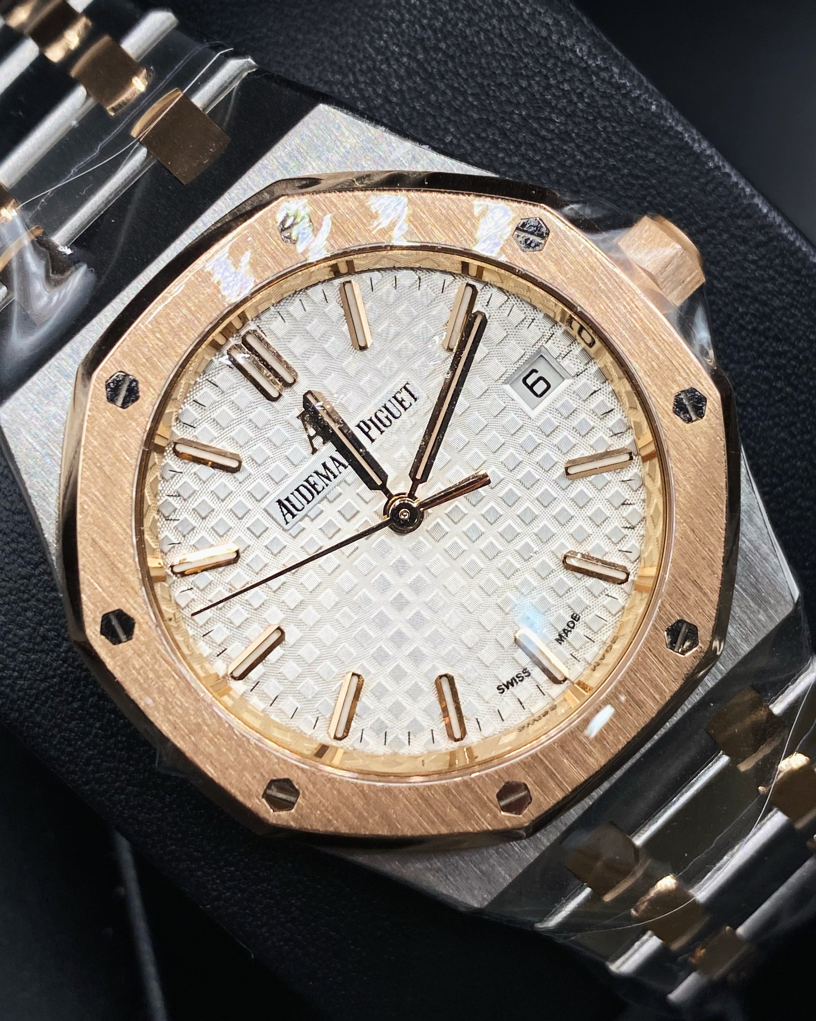 Audemars Piguet Royal Oak Selfwinding Silver dial, 37mm, Steel and 18k Rose gold,