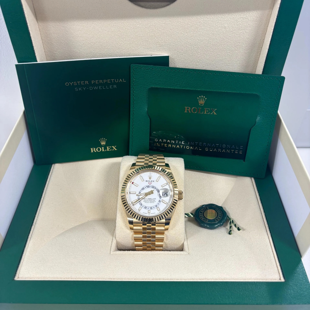 RLX  Sky-Dweller 42mm 336938-0003/0006 Yellow Gold White Dial Jubilee