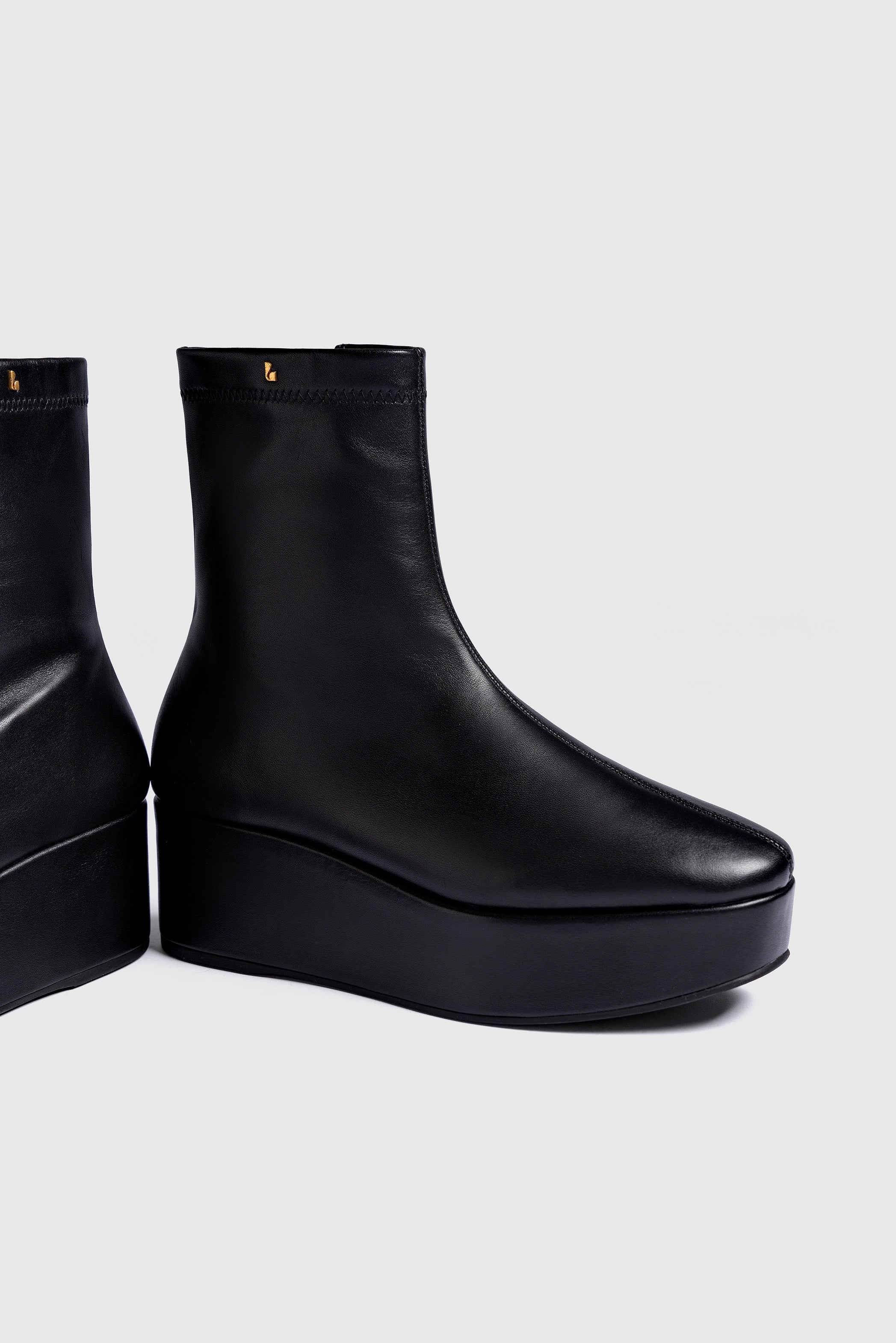Dani Flatform Boot In Black Leather