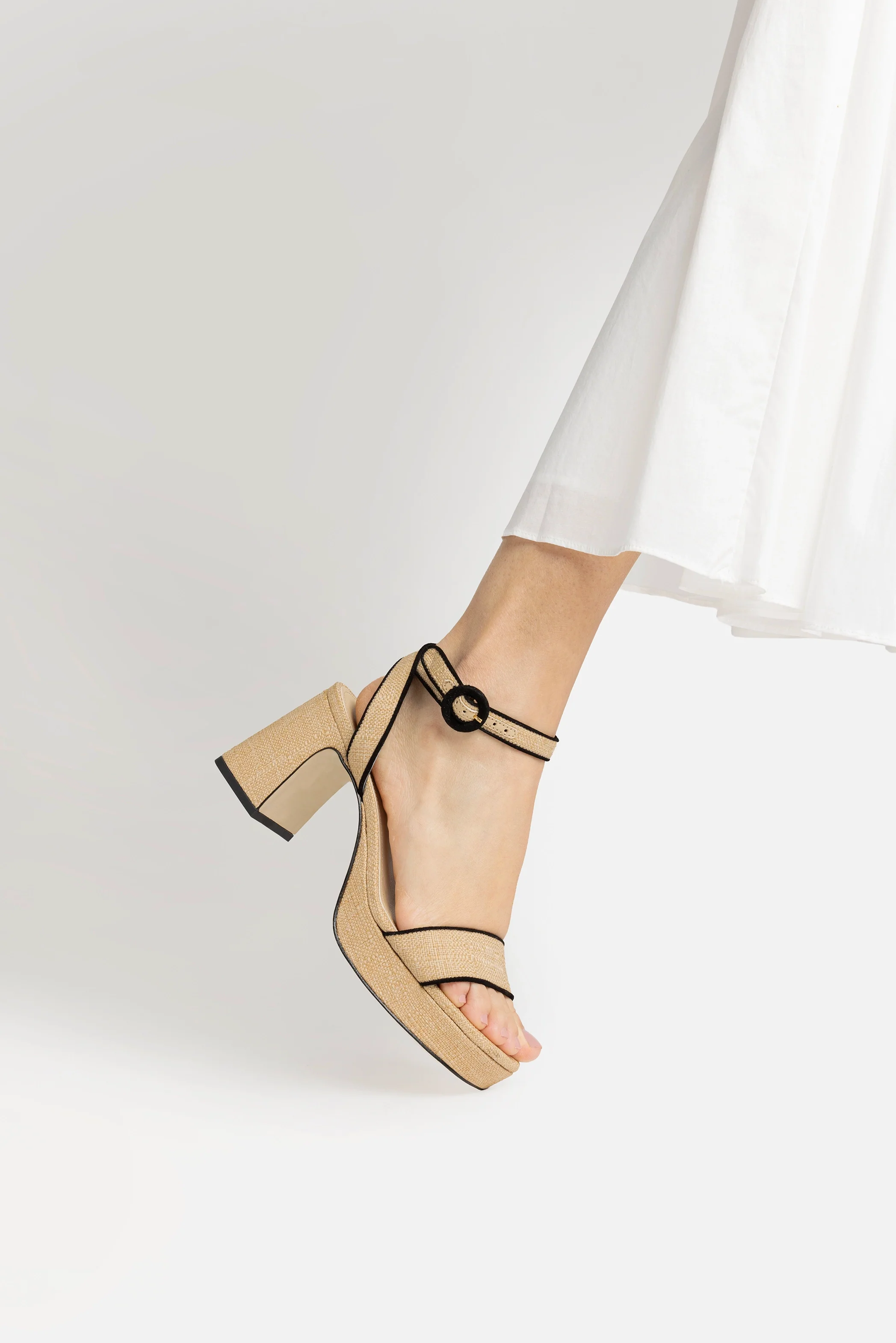 Dolly Low Sandal In Beige Raffia and Black Trimming