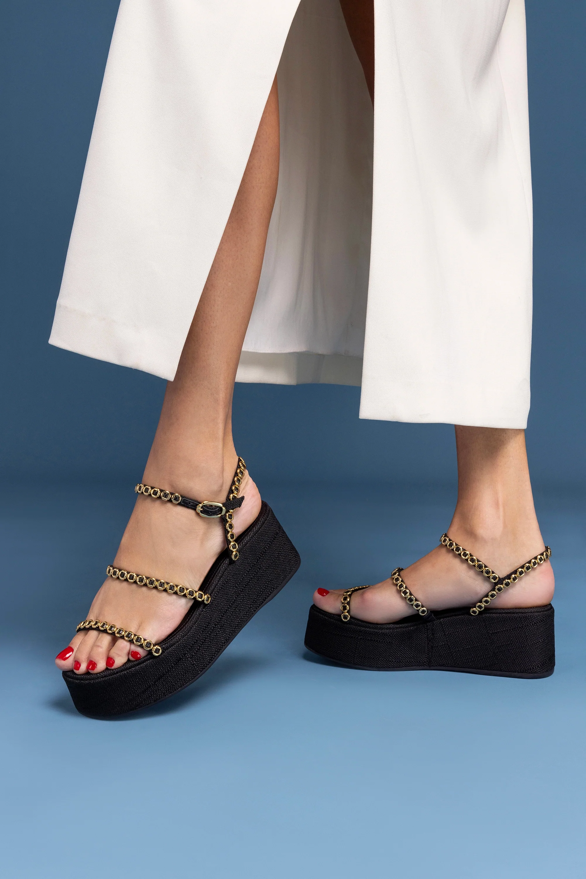 Gio Milanina Flatform Sandal In Black Raffia