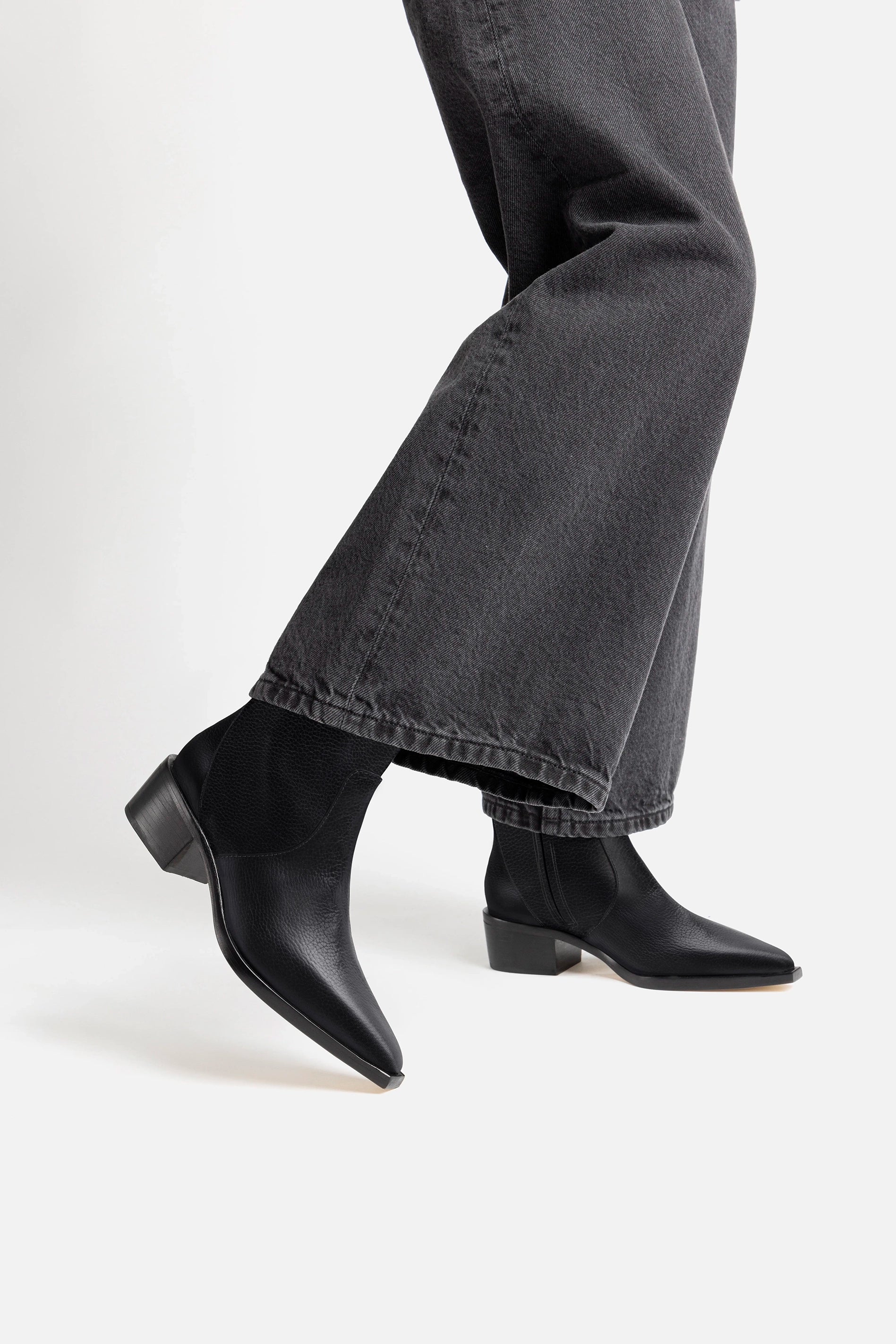 Florencia Low Boot In Black Leather