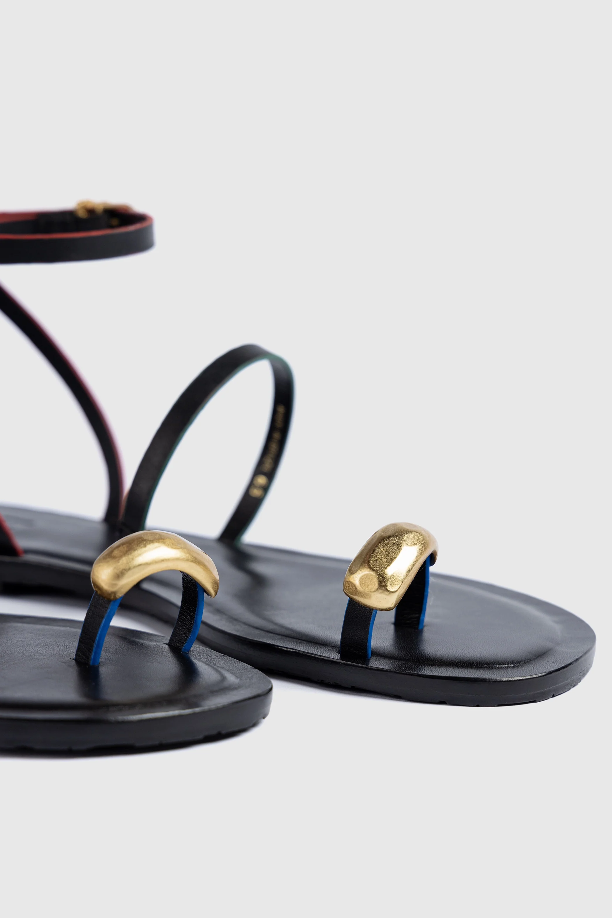 Biarritz Flat Sandal In Black Leather