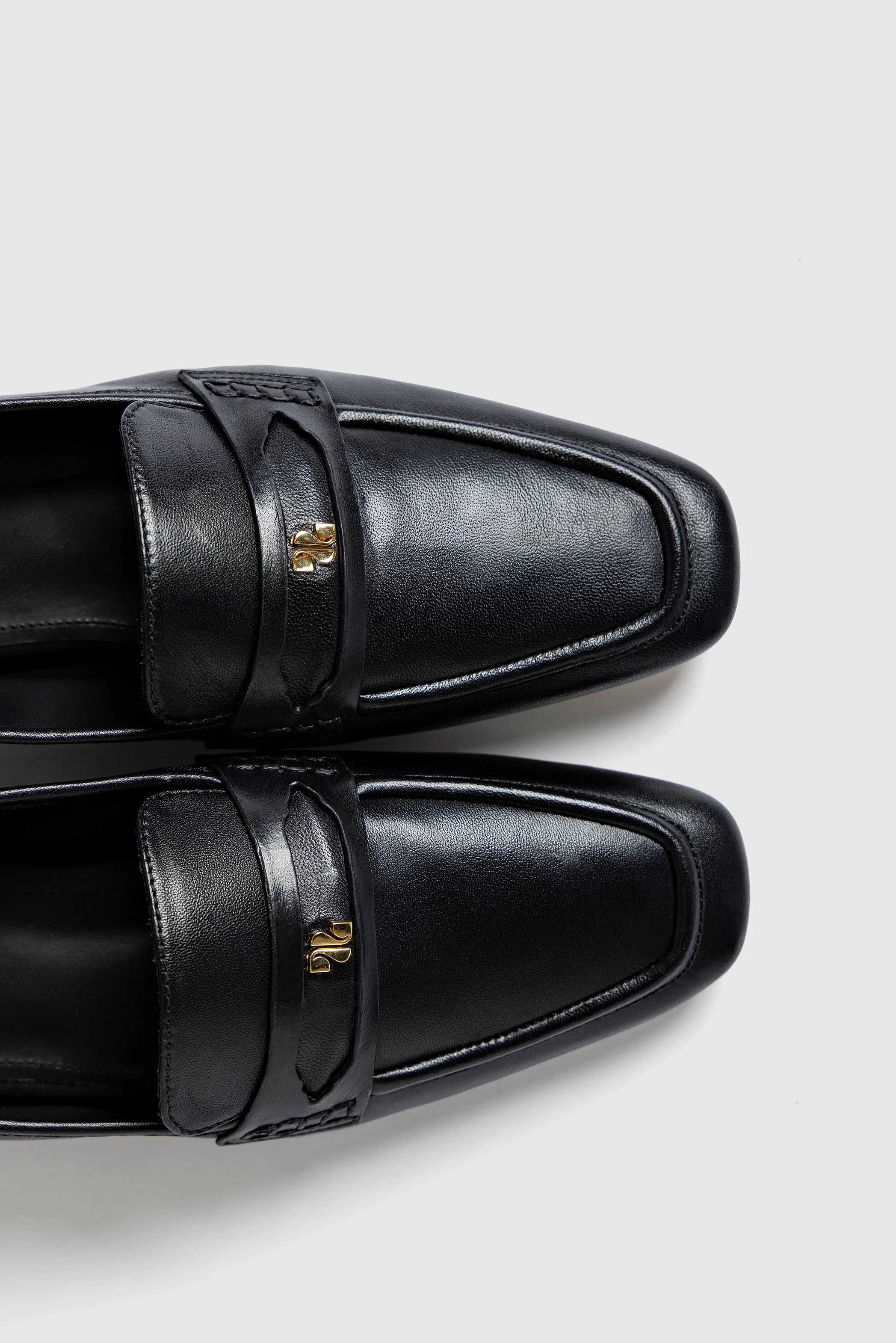 Suki Flat Loafer In Black Leather