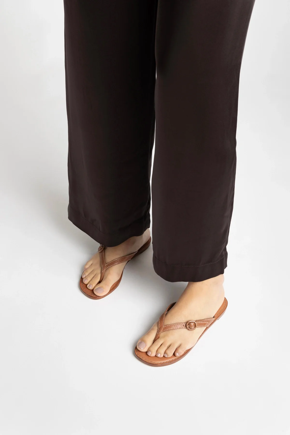 Mary Kate Flat Sandal In Caramel Leather