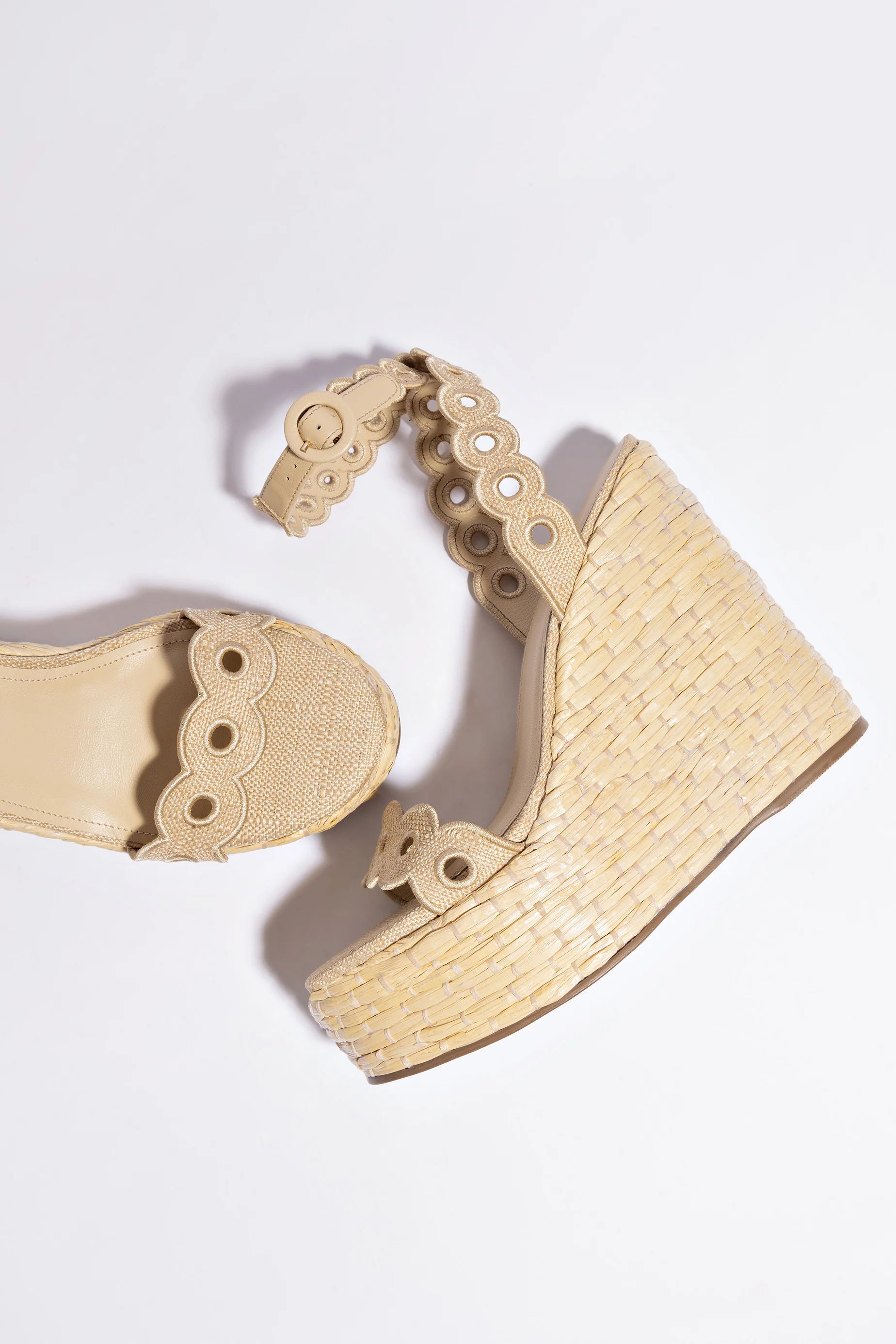 Florence Broderie Wedge In Beige Raffia