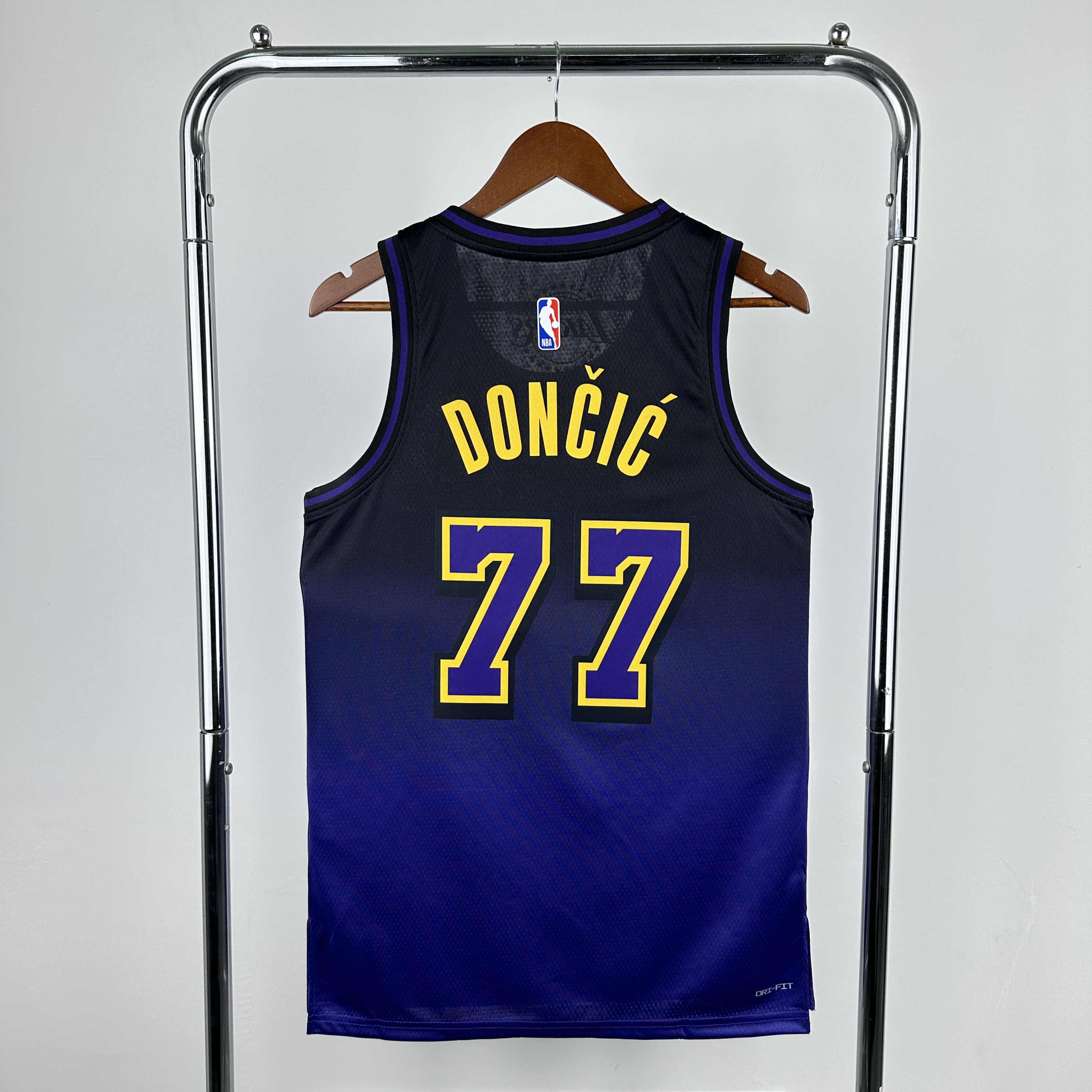 25 Season Lakers No. 77 Dončić