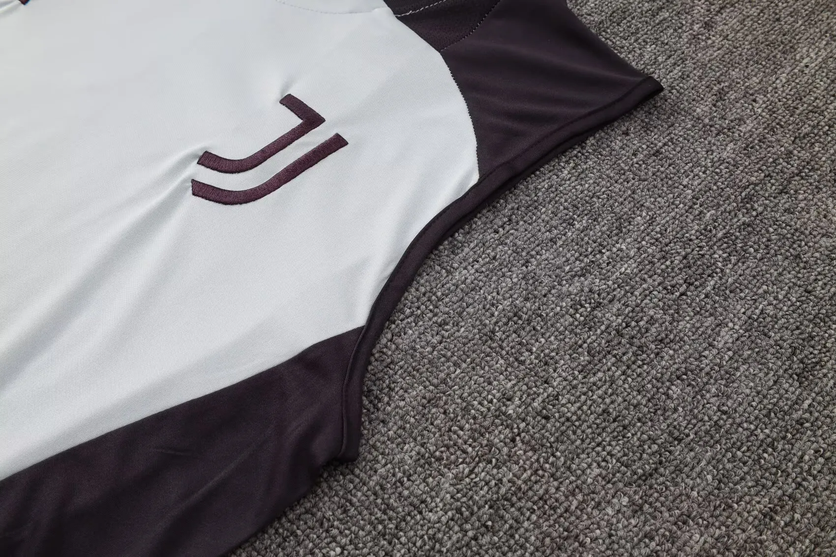 Juventus Sleevesless Training Suit D1282