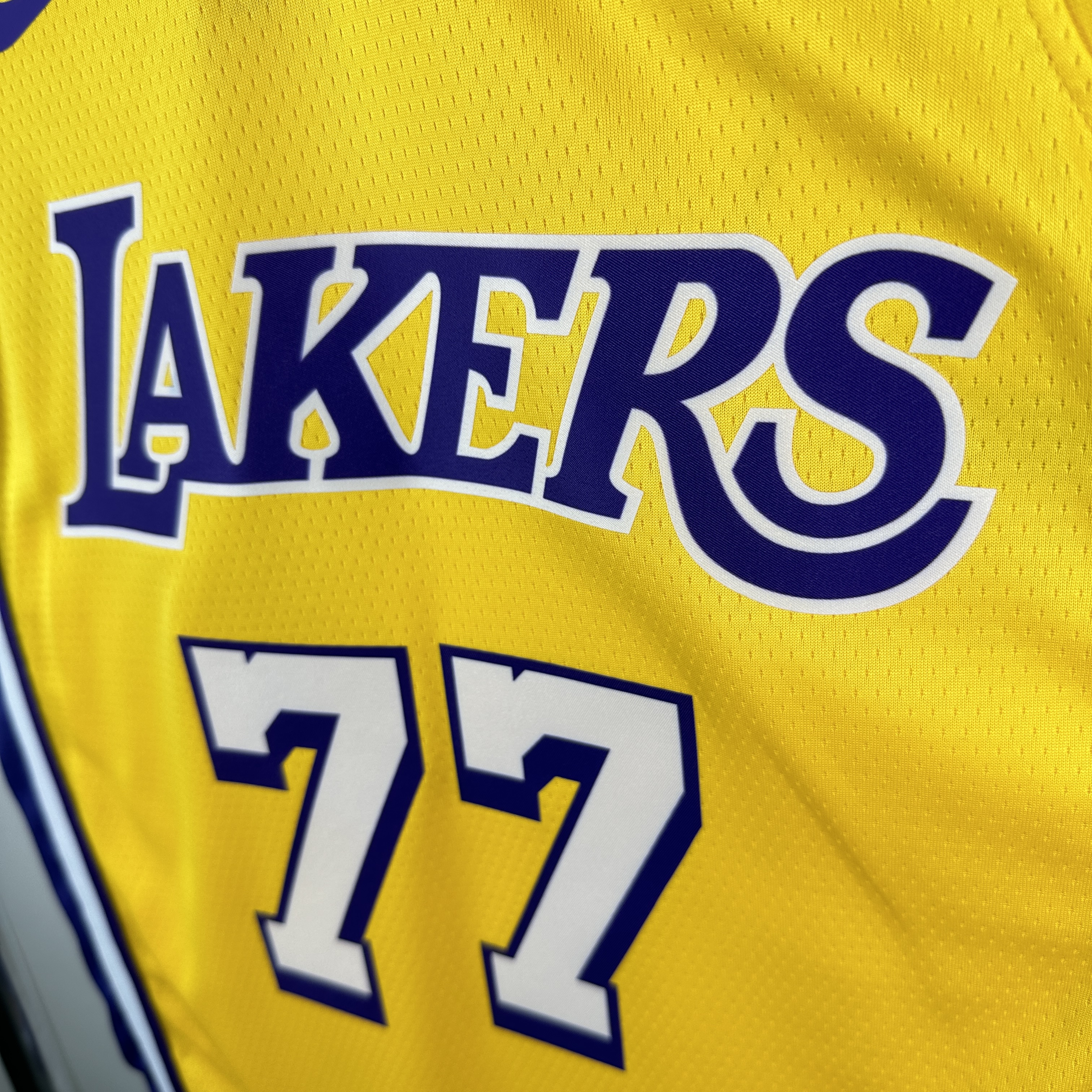 Lakers V-neck Yellow No.77 Dončić