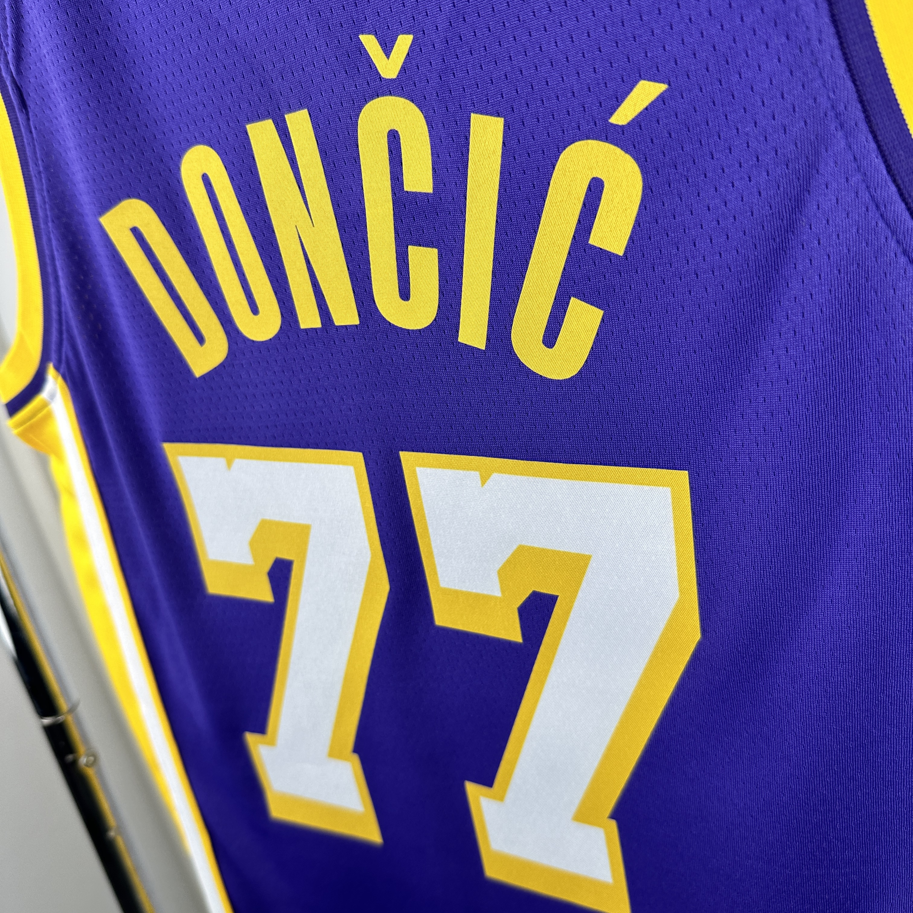 Lakers V-neck No.77 Dončić