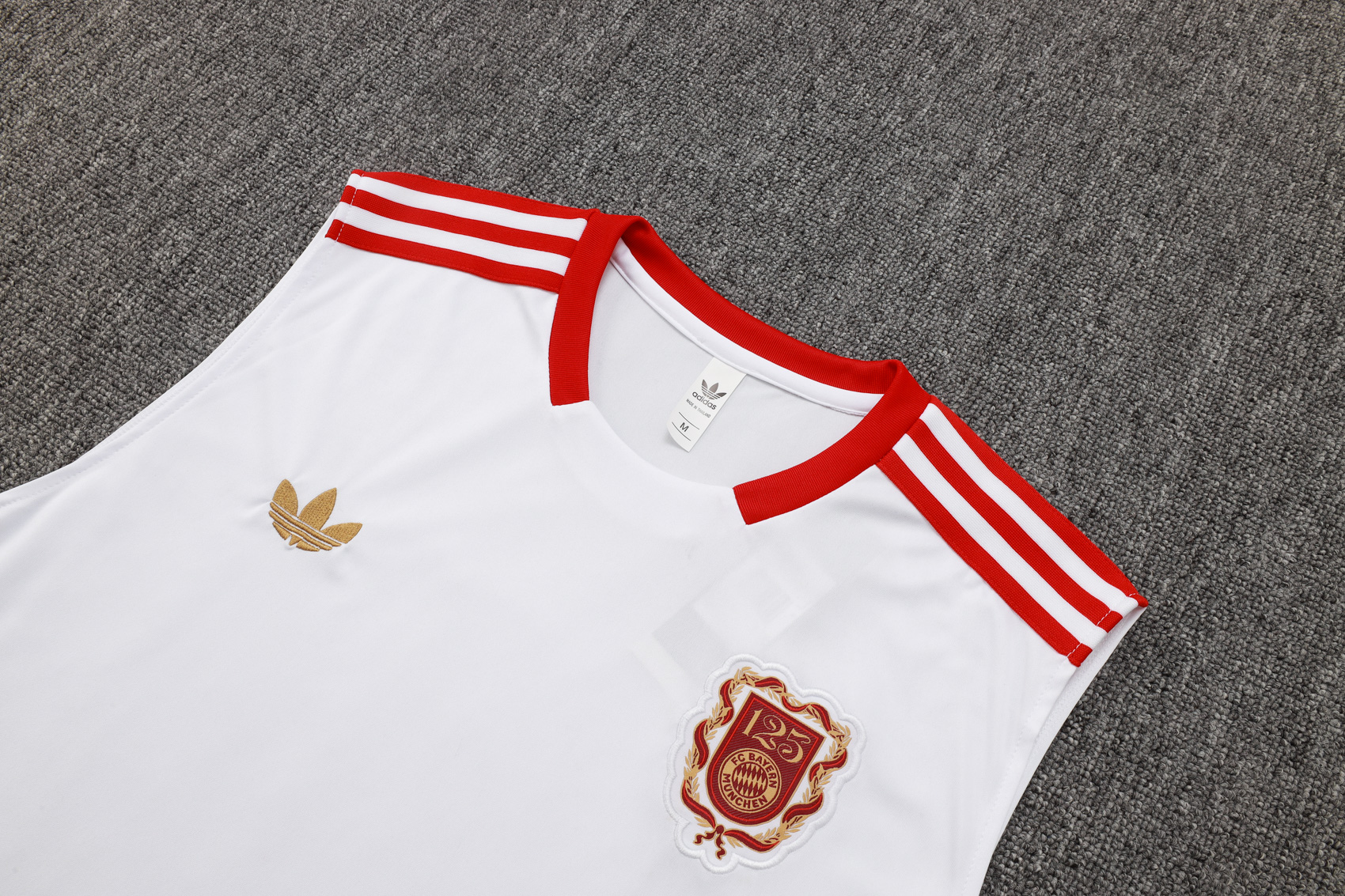 Bayern Sleeveless training suit D2536