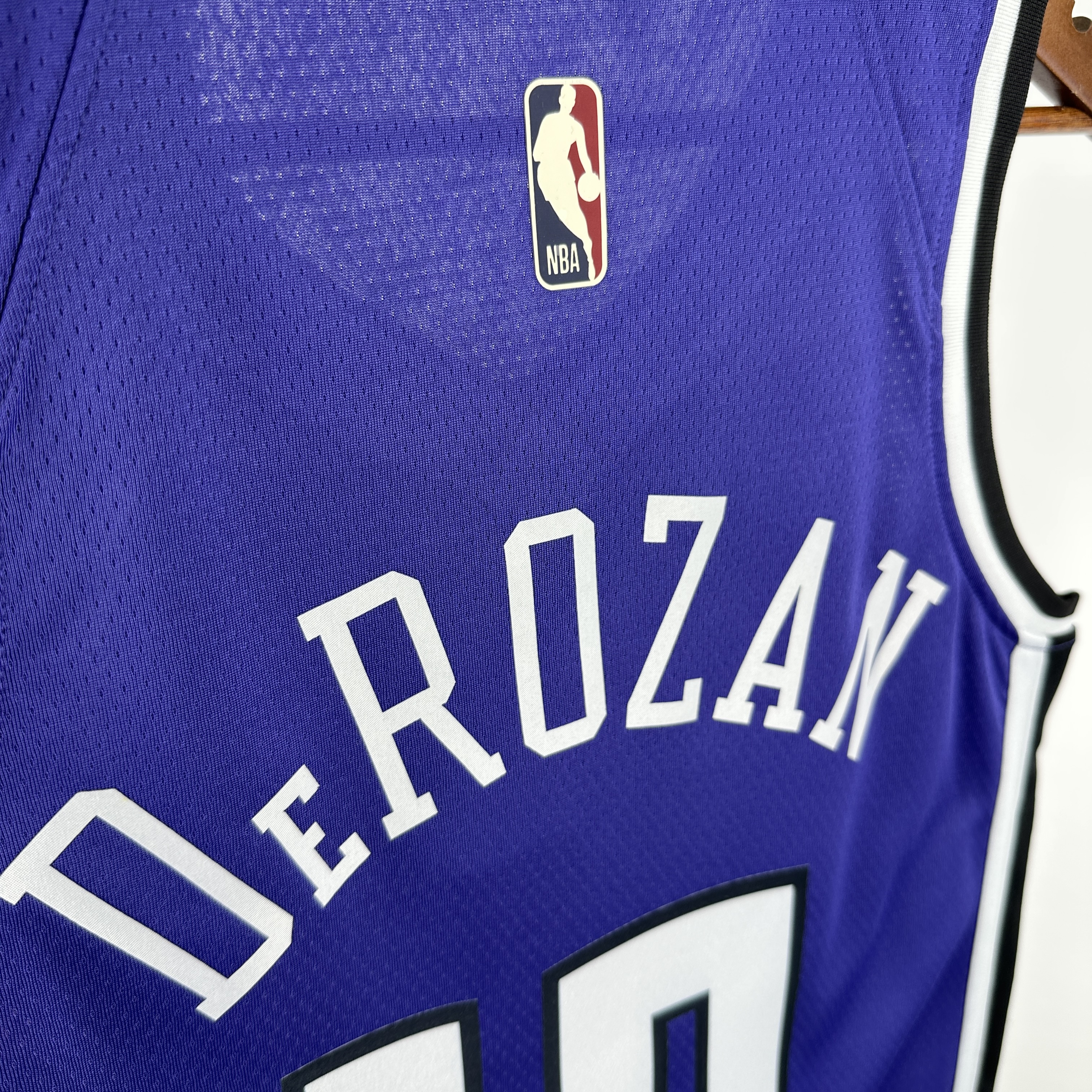25 SEASON SACRAMENTO KINGS  #10 DeROZAN