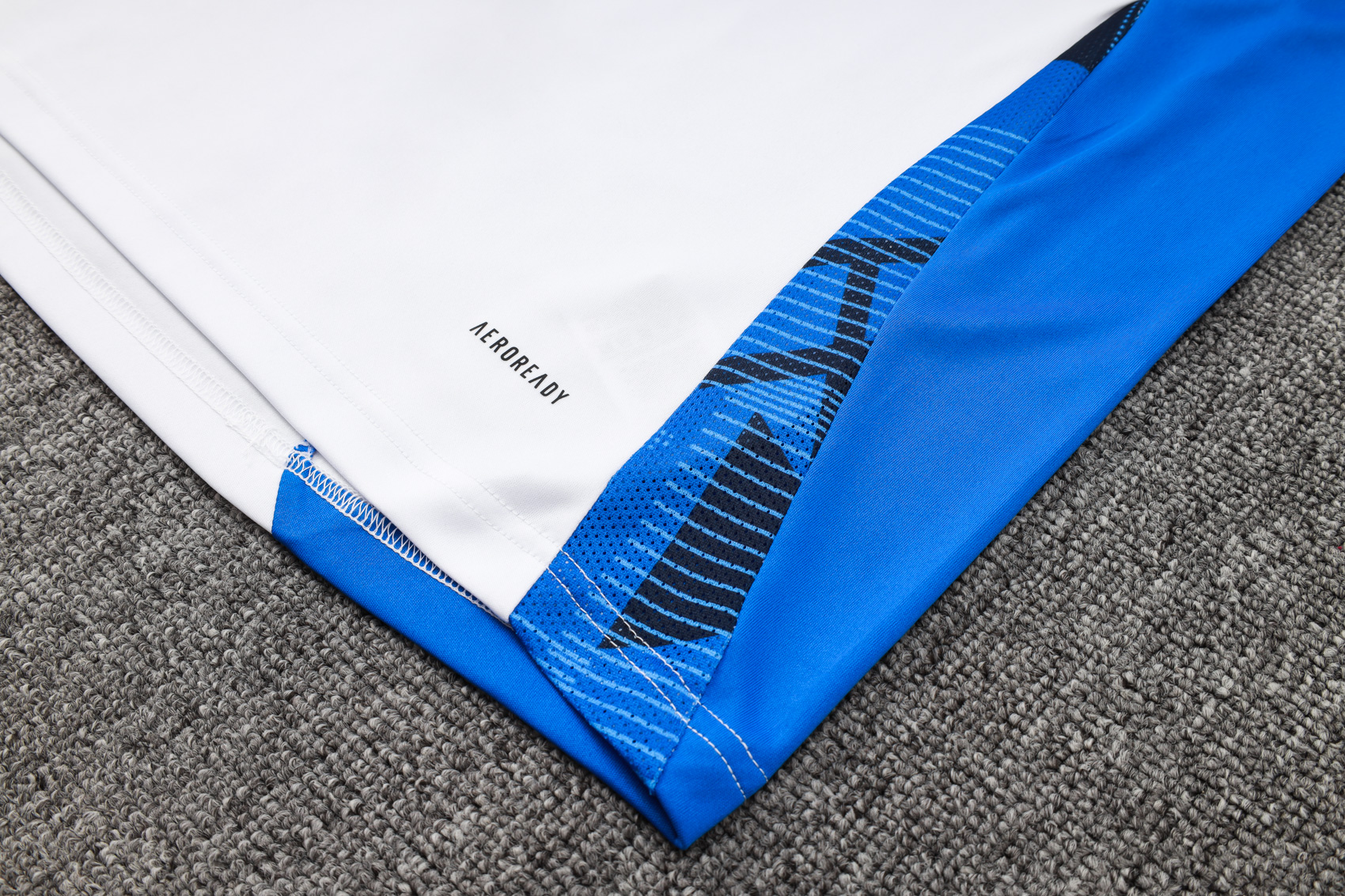 Italy 2425 short sleeve white (with cropped trousers) Traing Suit