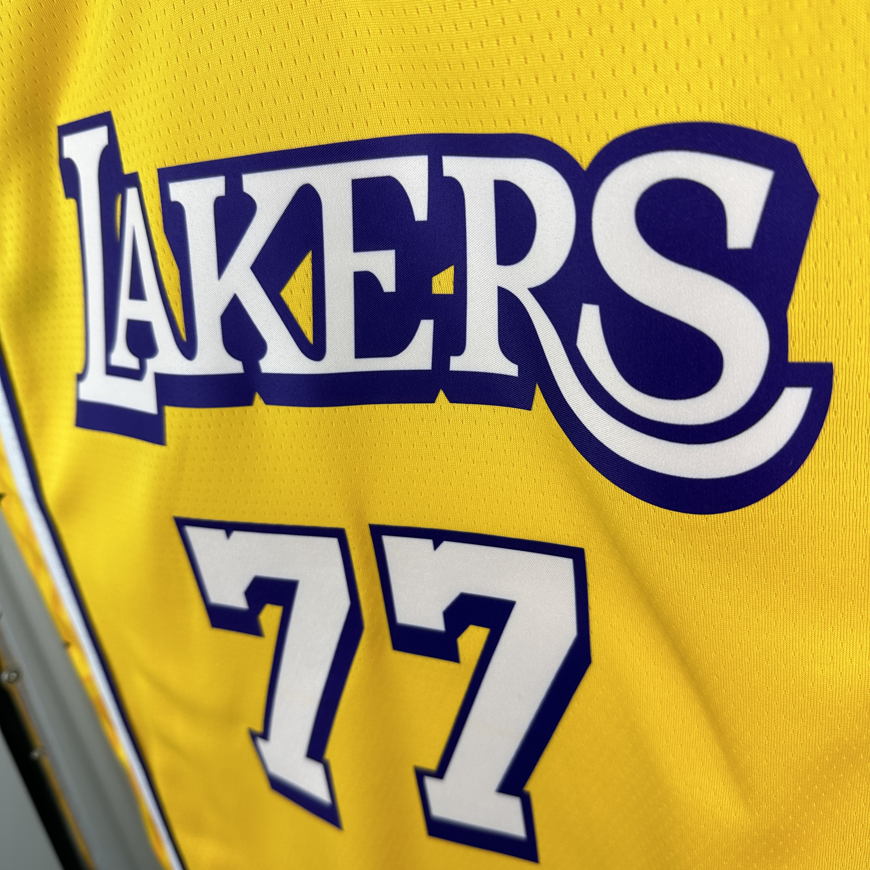 Lakers V-neck Star No.77 Dončić