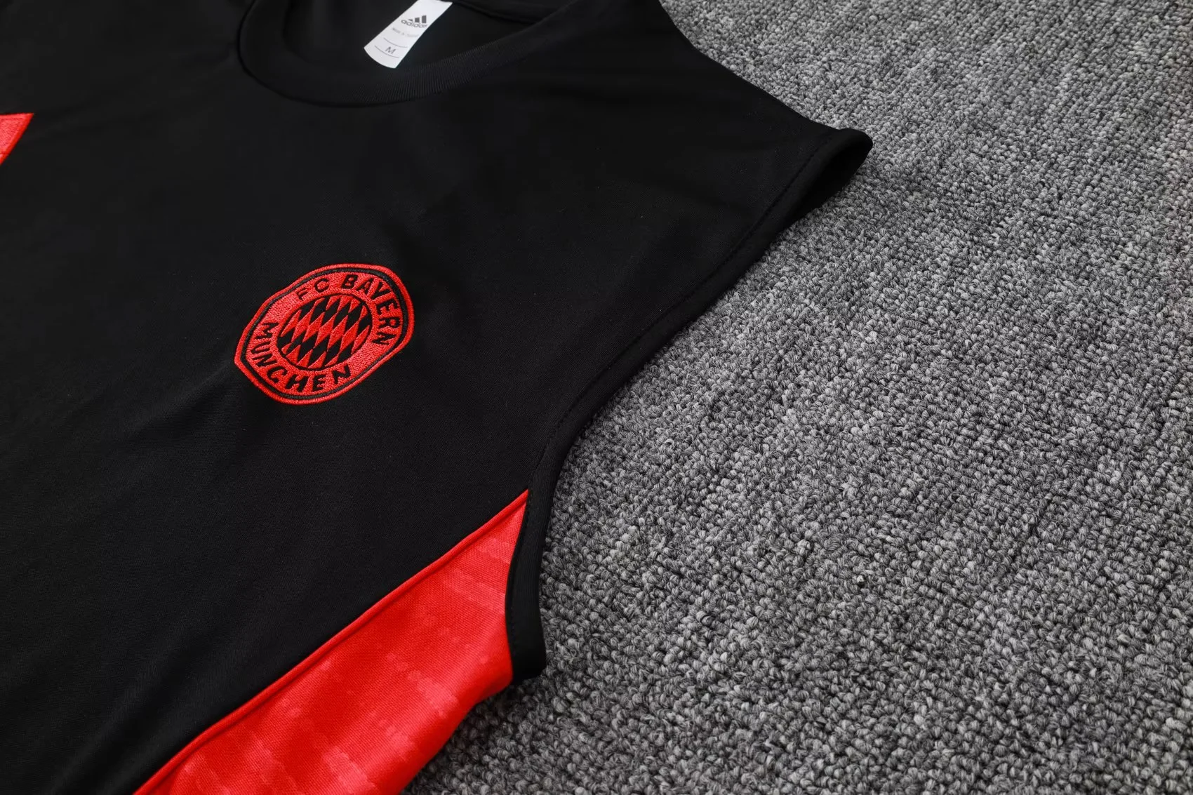 2526 Bayern Sleevesless Training Suit D2557