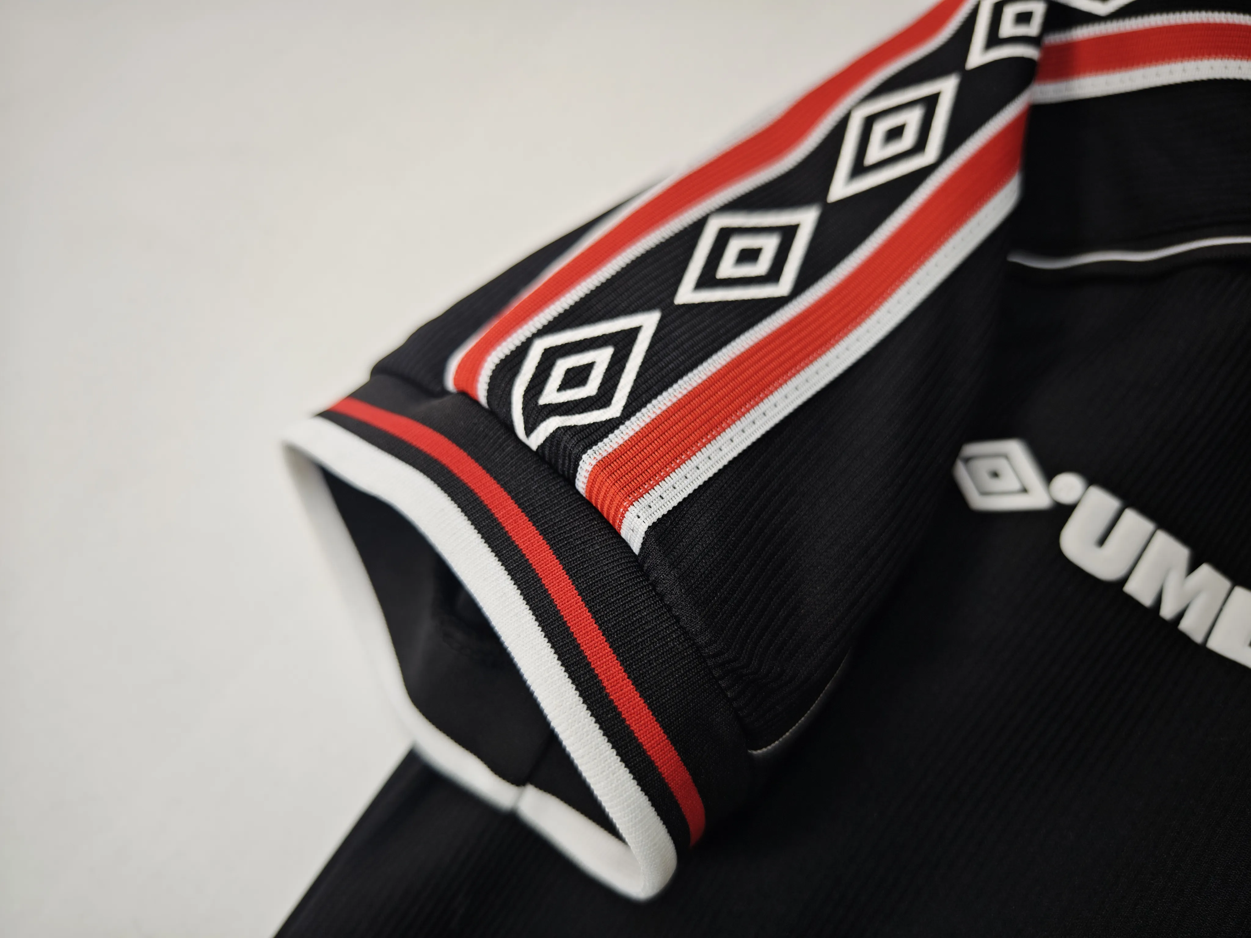 Retro Manchester United 98/99 Away Shirt Black