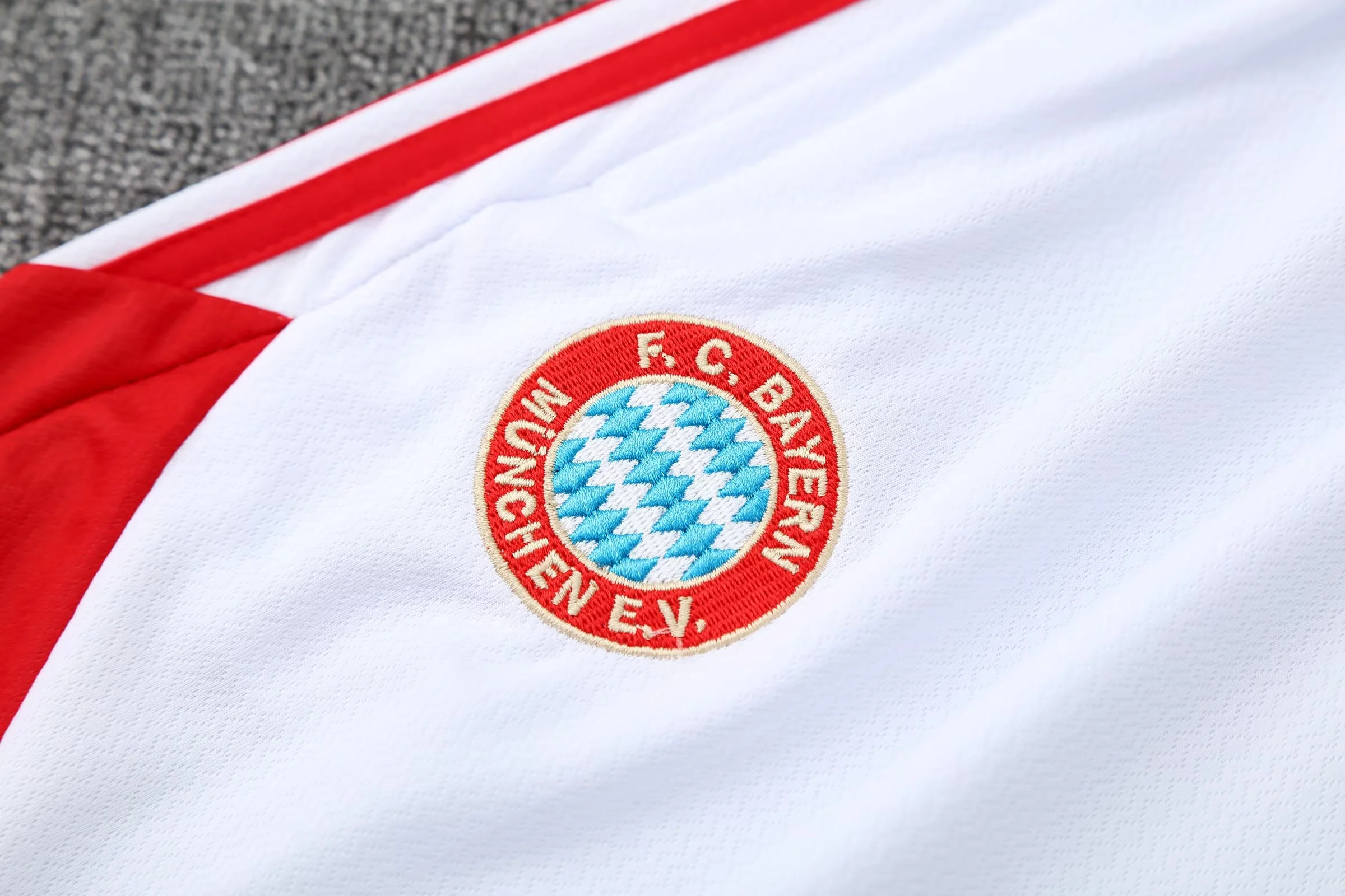 Bayern München 25/26 Short Sleeves Training suit White