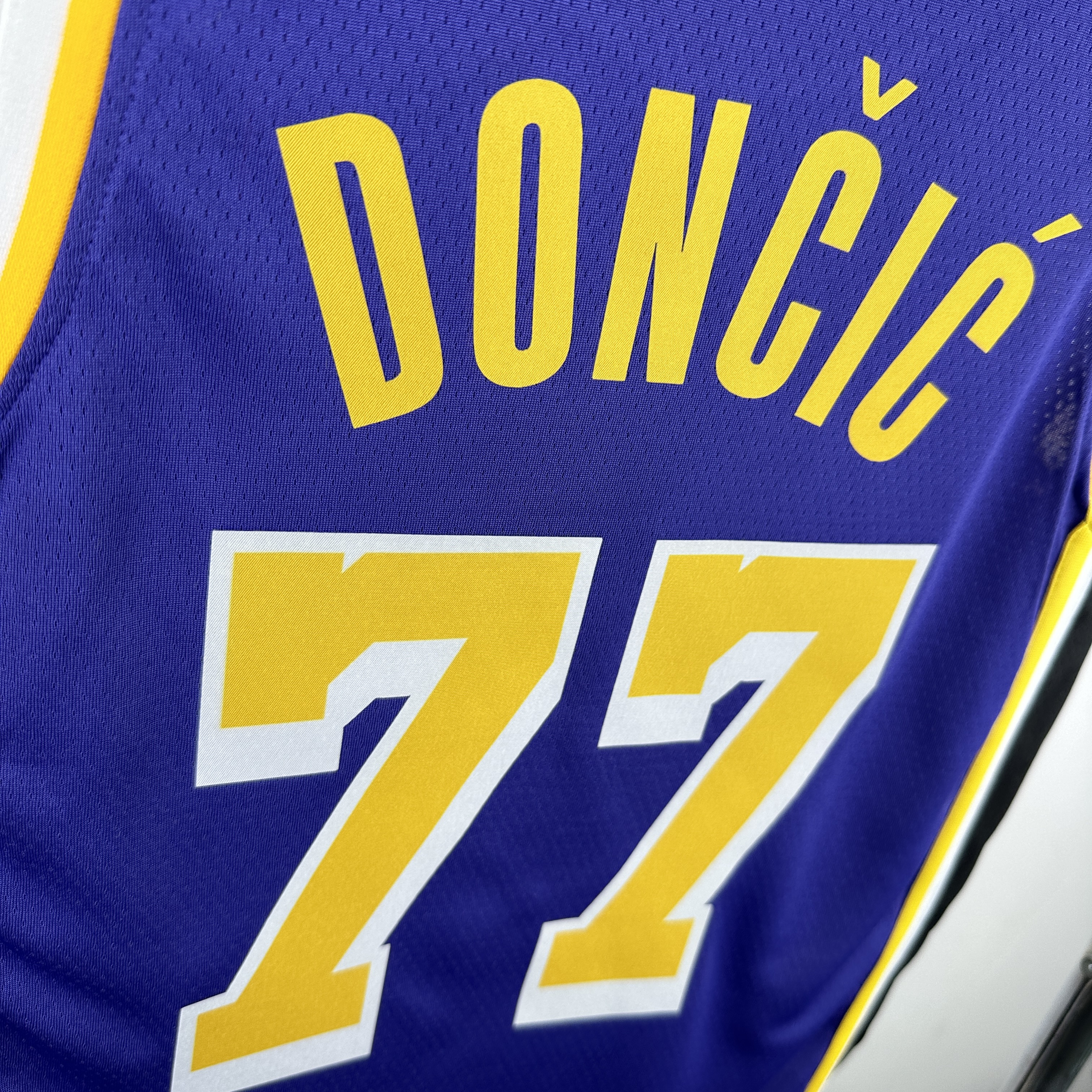 Lakers Flyer Edition No.77 Dončić