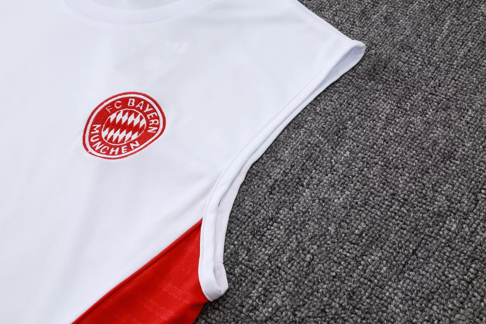 2526 Bayern Sleevesless Training Suit D2558