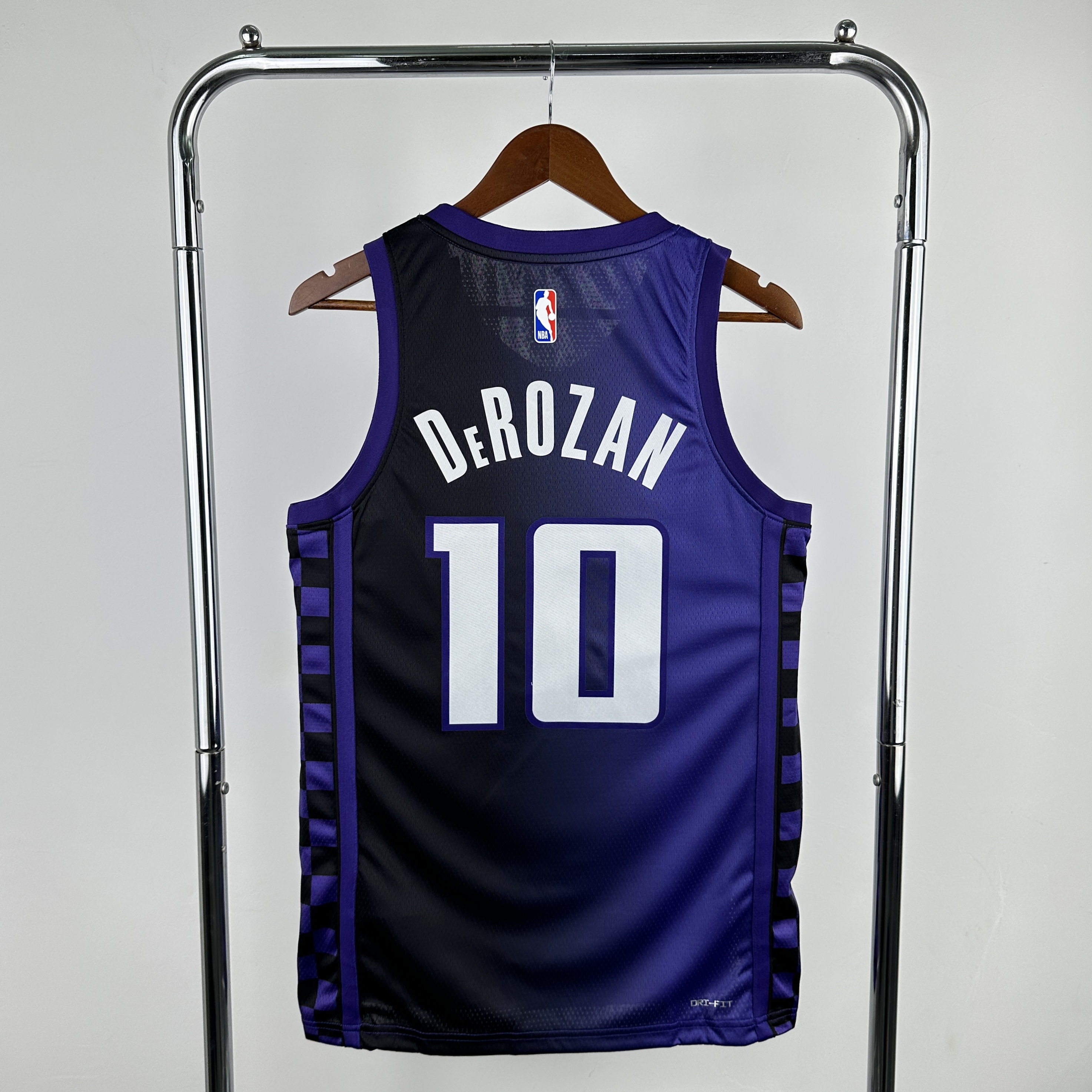 24 SEASON SACRAMENTO KINGS FLYER  #10 DeROZAN