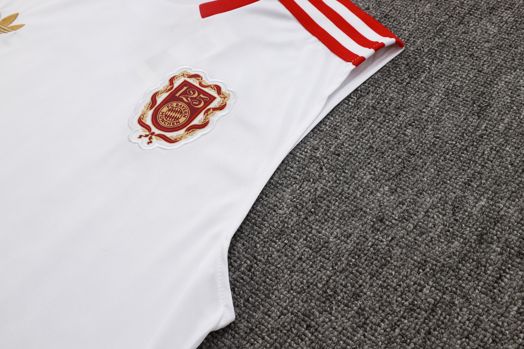 Bayern Sleeveless training suit D2536