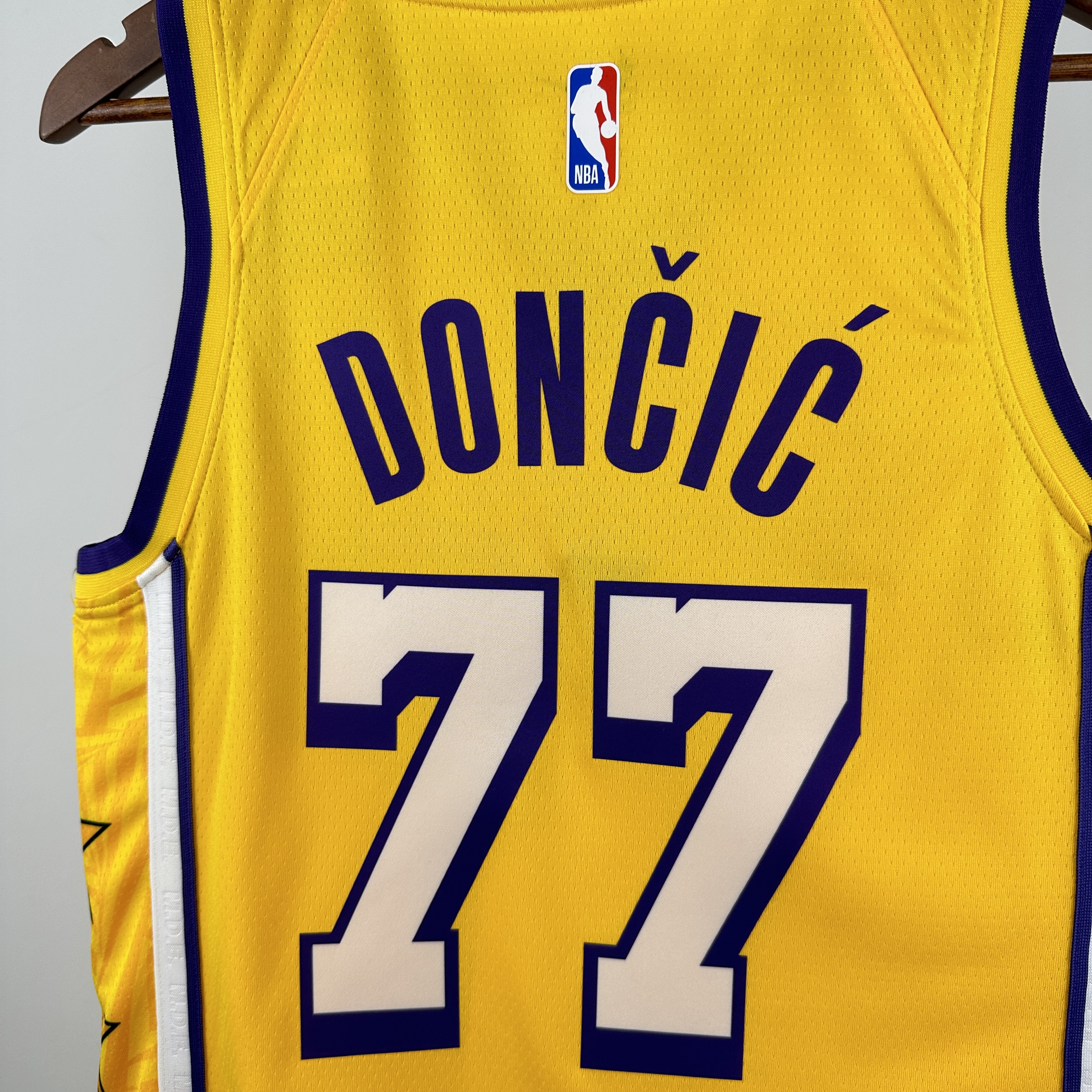 Lakers V-neck Star No.77 Dončić
