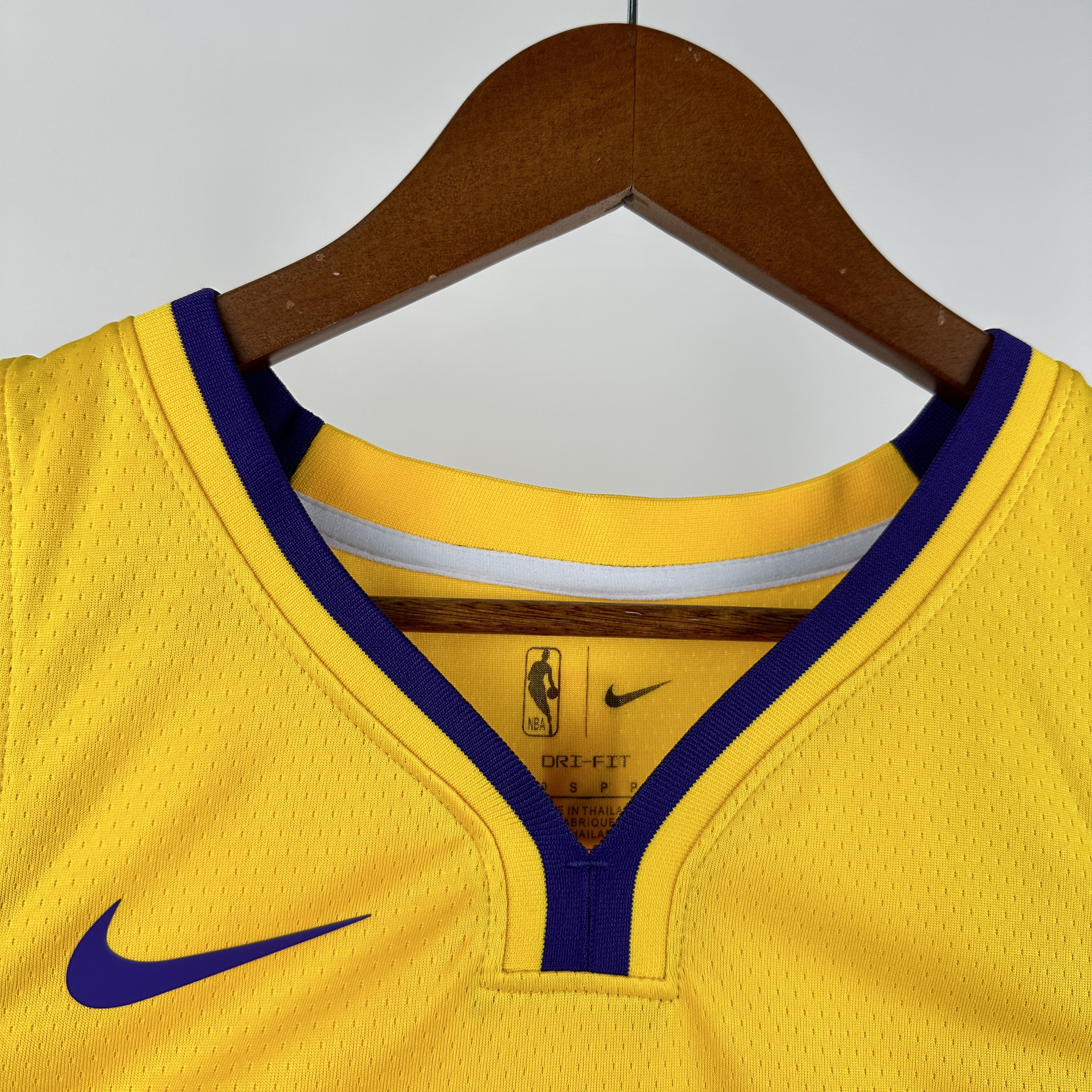 Lakers V-neck Star No.77 Dončić