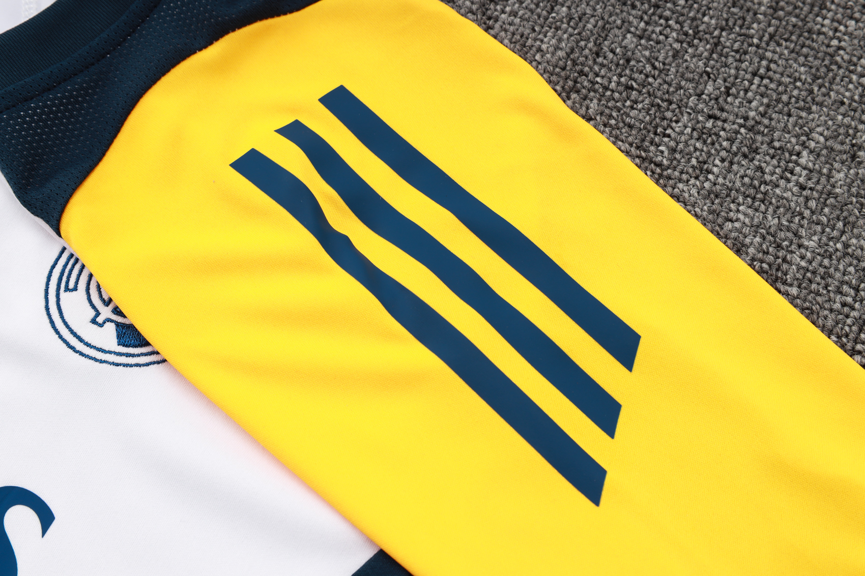 Real Mαdrid 2425 short sleeve white training shirt (with cropped trousers)